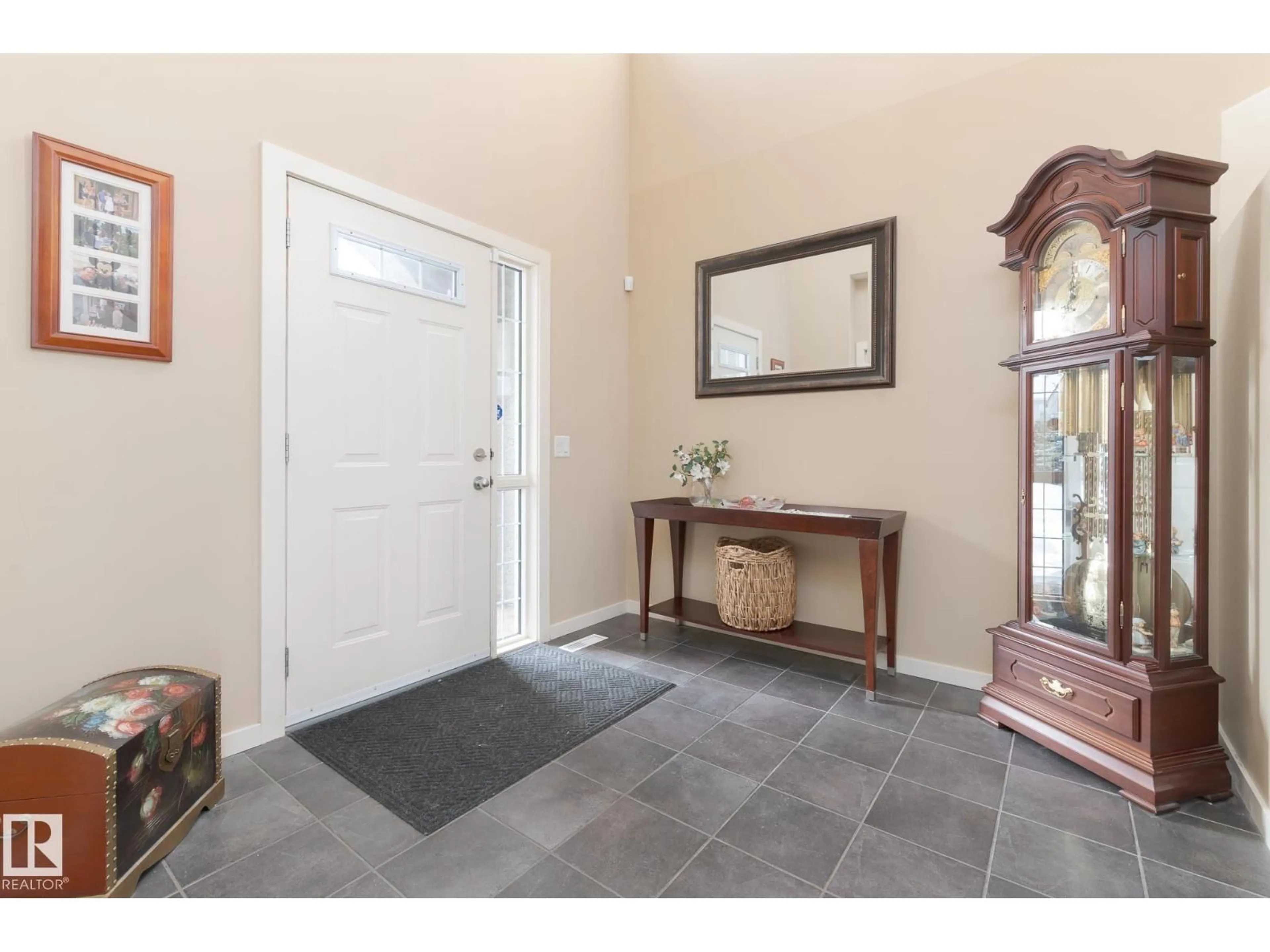 Indoor entryway for 387 CALDERON CR, Edmonton Alberta T6V1R8