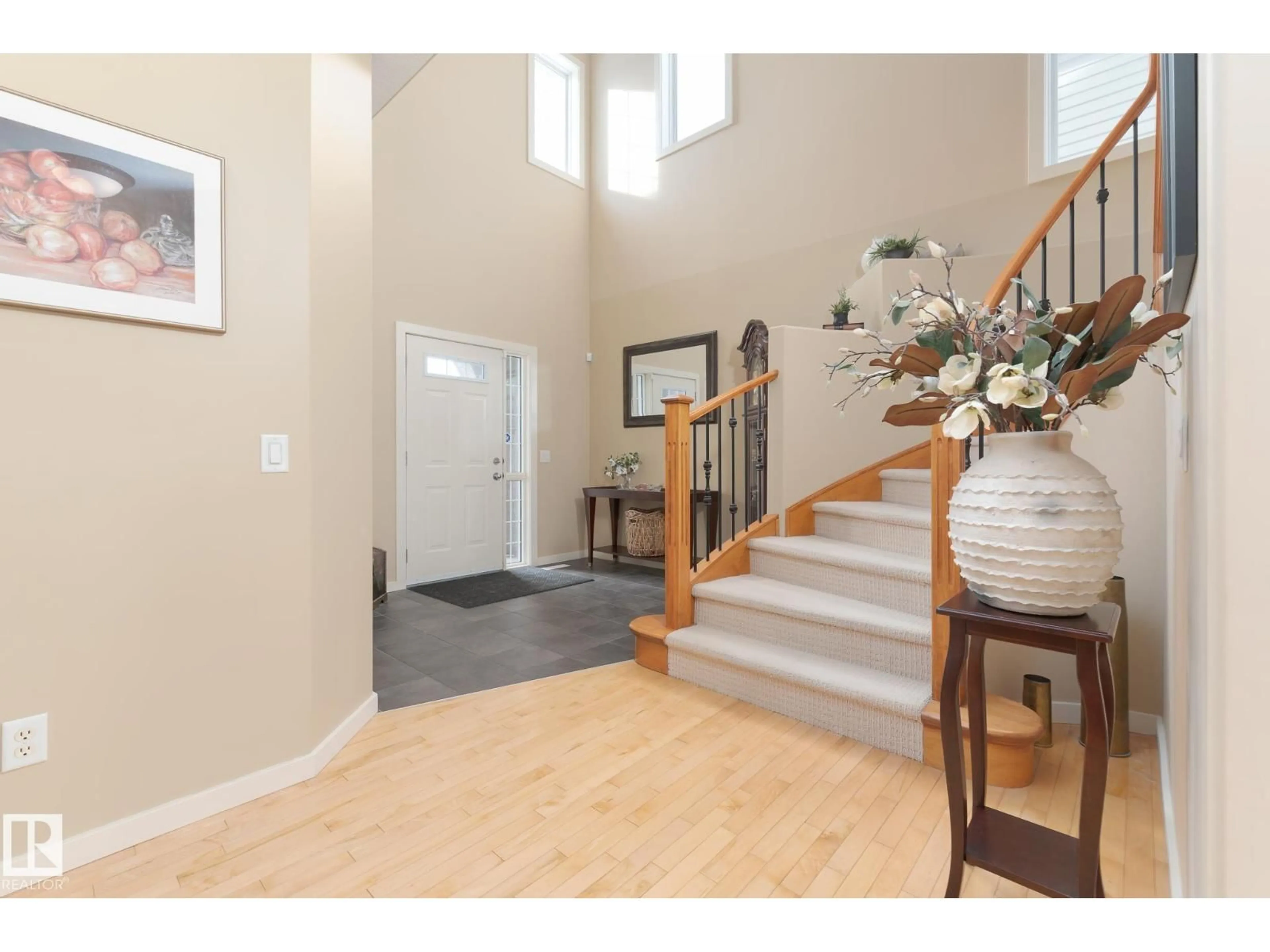 Indoor foyer for 387 CALDERON CR, Edmonton Alberta T6V1R8