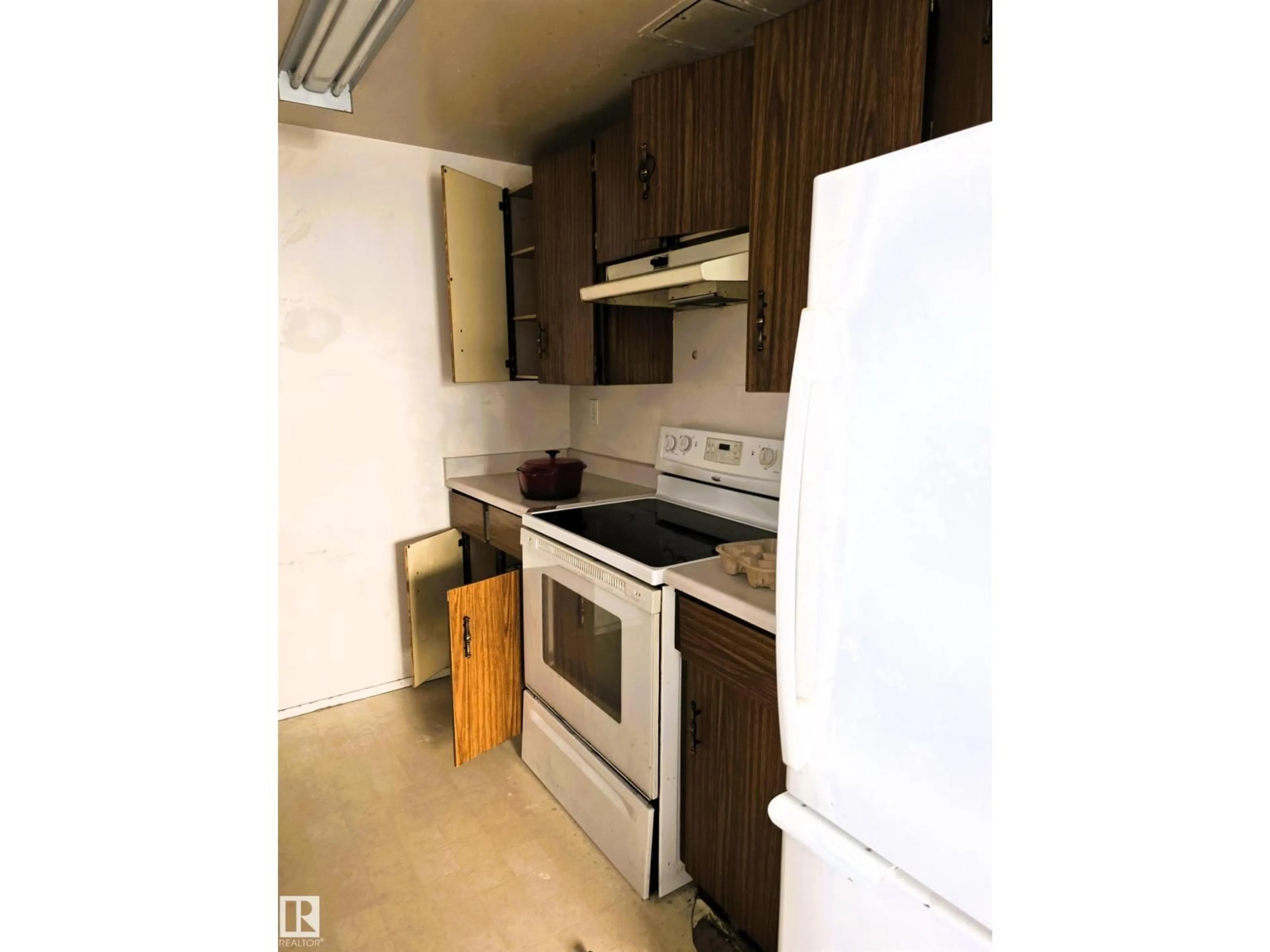 Standard kitchen, unknown for 6340 184 ST, Edmonton Alberta T5T2N8