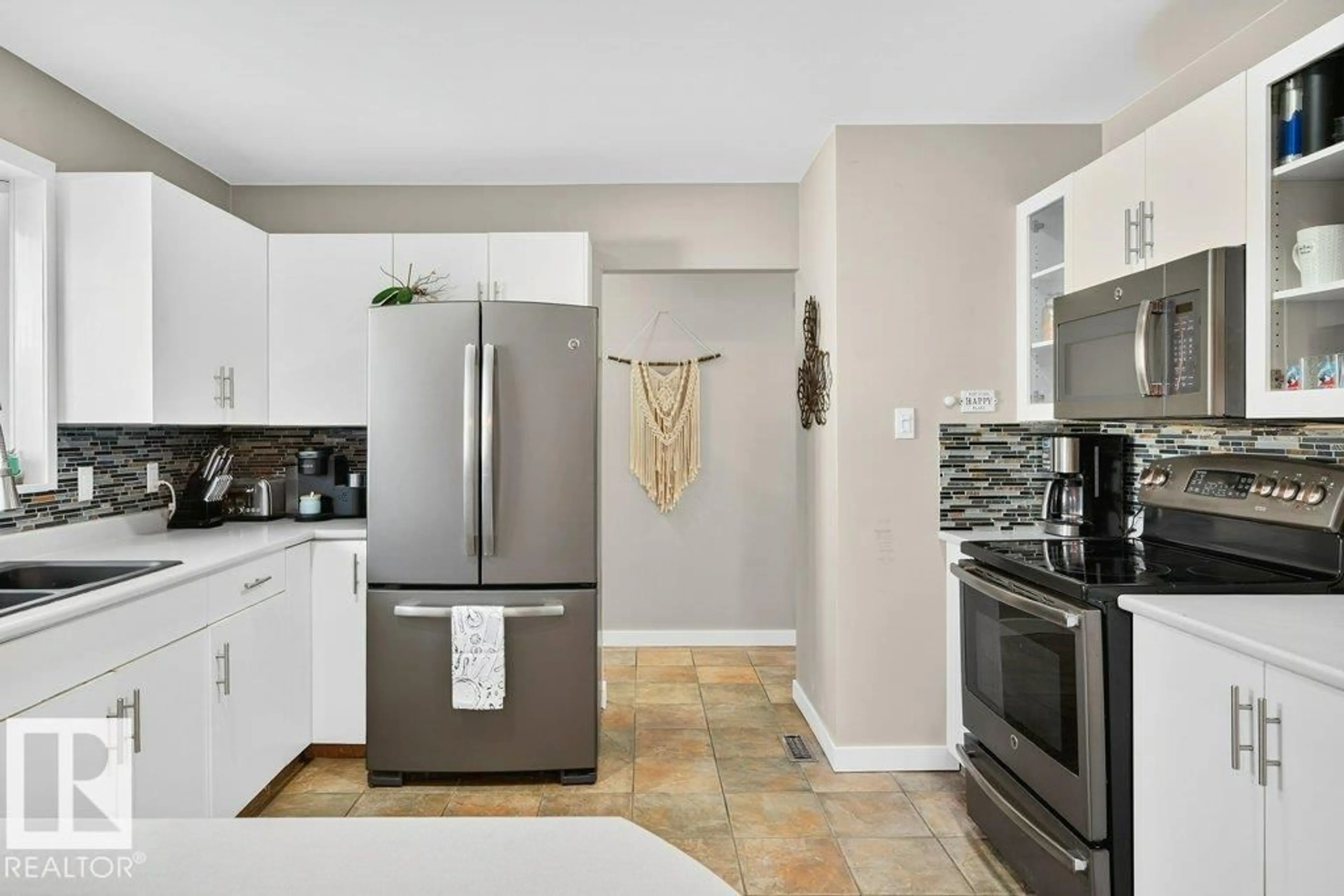 Standard kitchen, ceramic/tile floor for 17232 76 AV, Edmonton Alberta T5T0A5