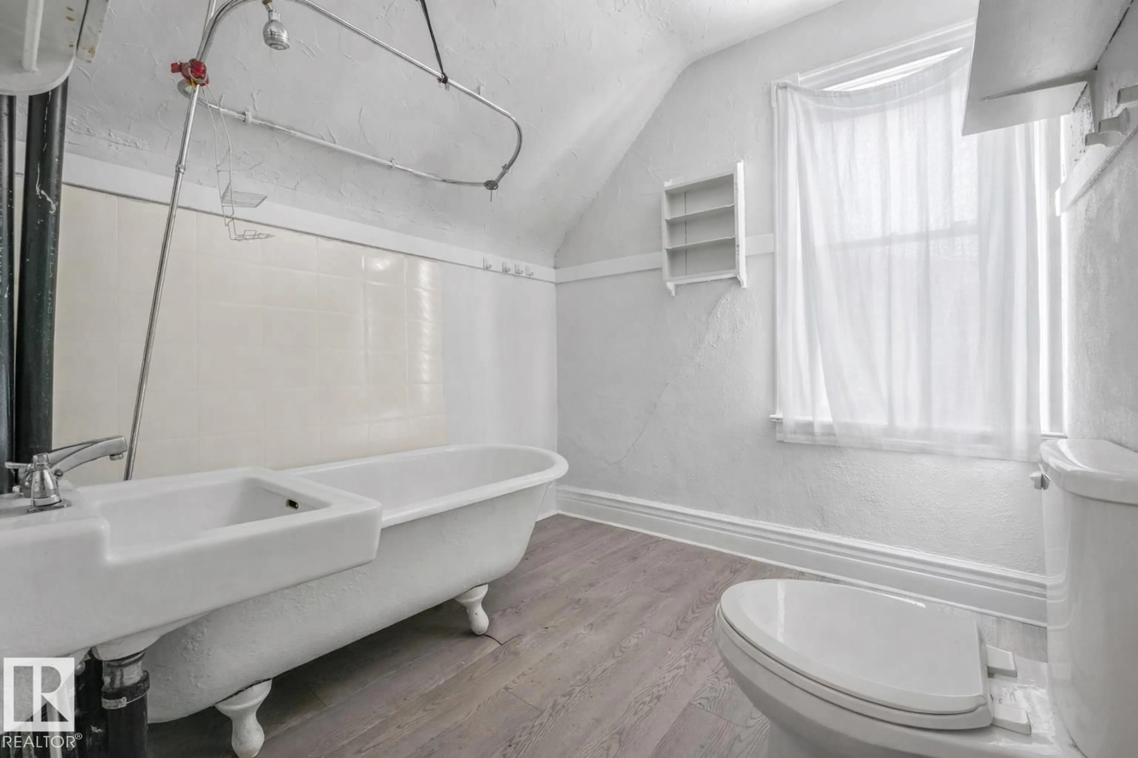 Standard bathroom, ceramic/tile floor for 5201 48 AV, Wetaskiwin Alberta T9A0N2