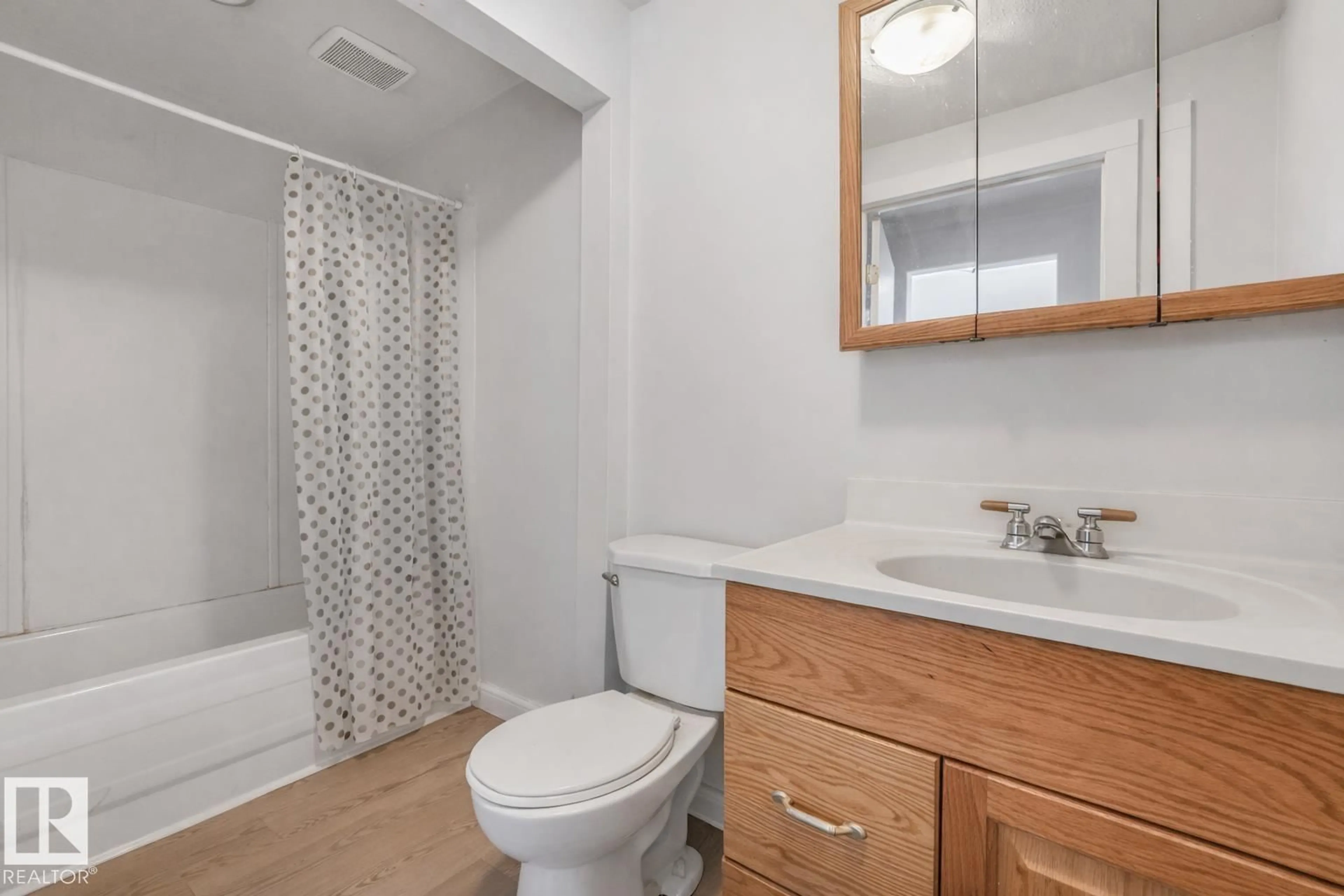 Standard bathroom, unknown for 5201 48 AV, Wetaskiwin Alberta T9A0N2