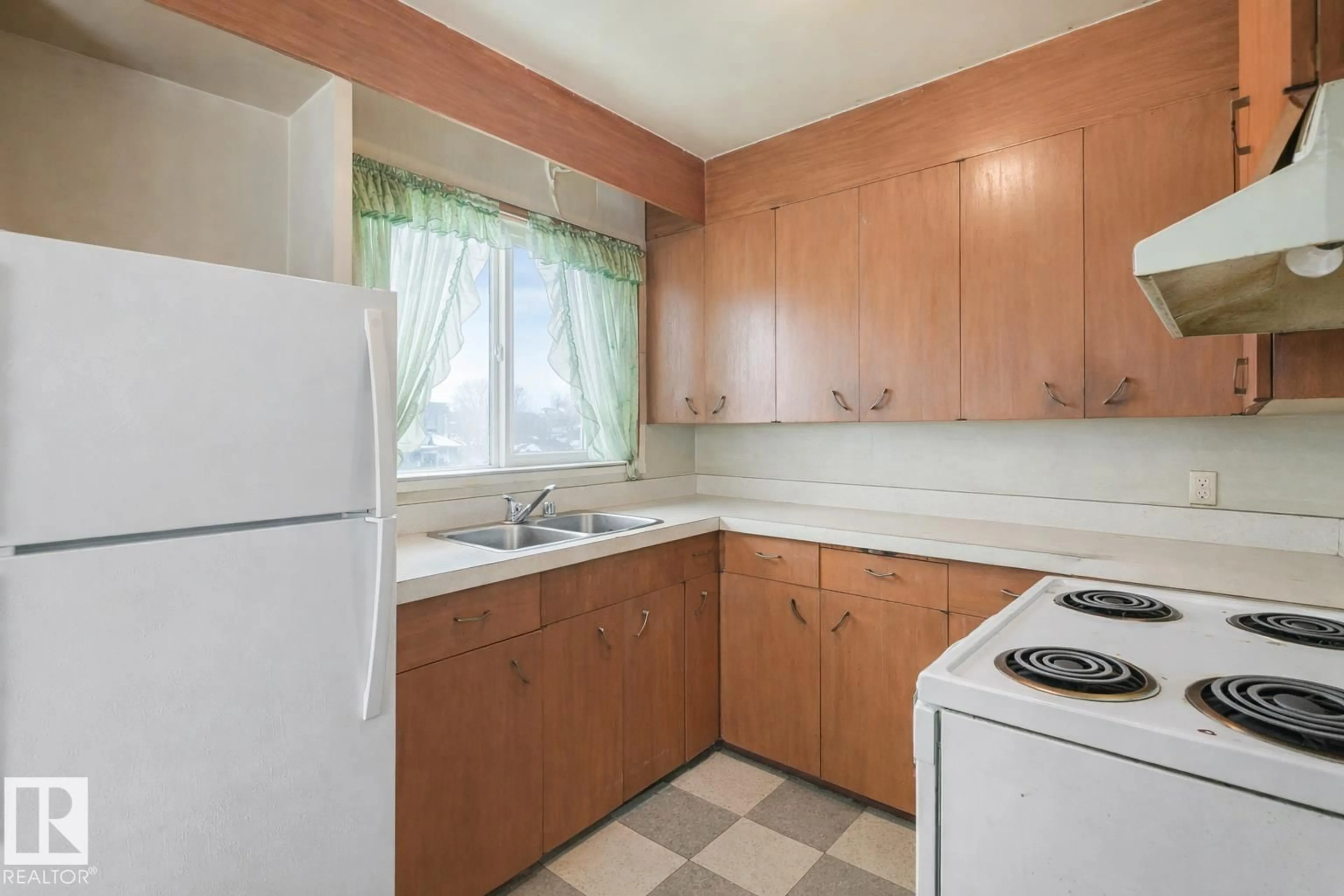 Standard kitchen, unknown for 5219 51 AV, Wetaskiwin Alberta T9A0V5