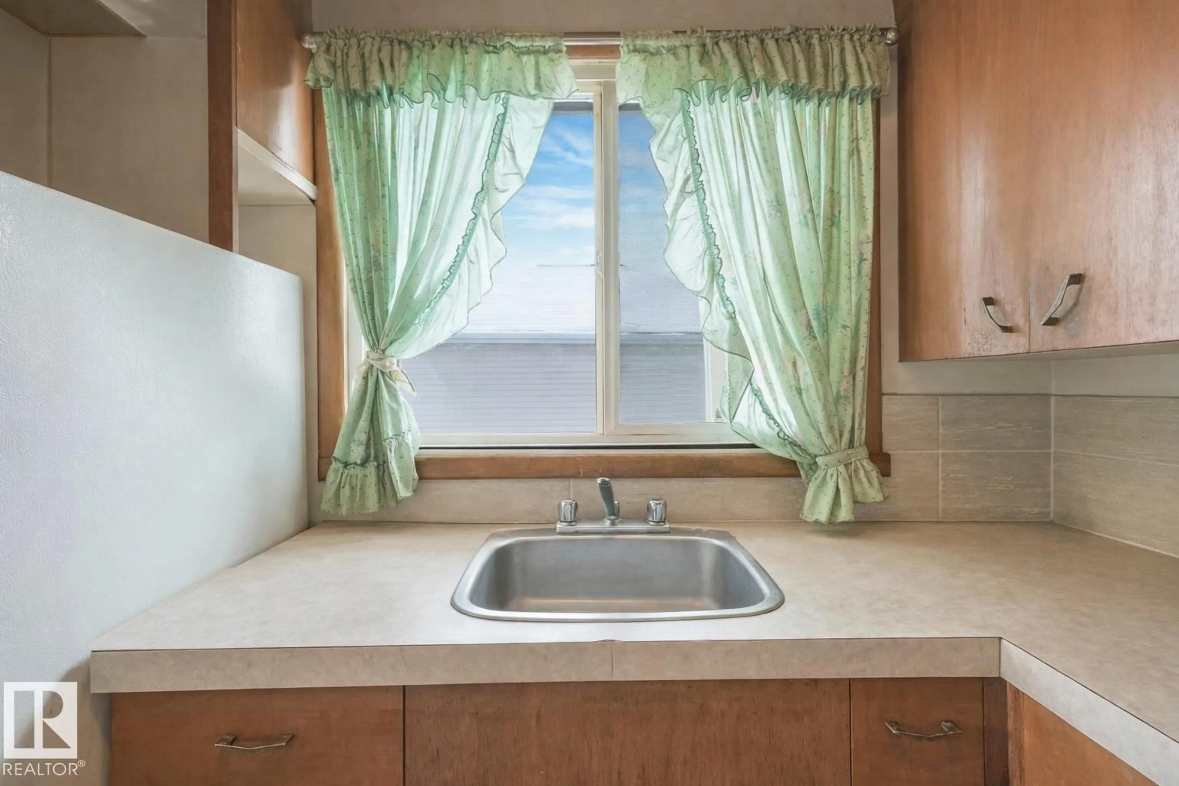 Standard kitchen, unknown for 5219 51 AV, Wetaskiwin Alberta T9A0V5