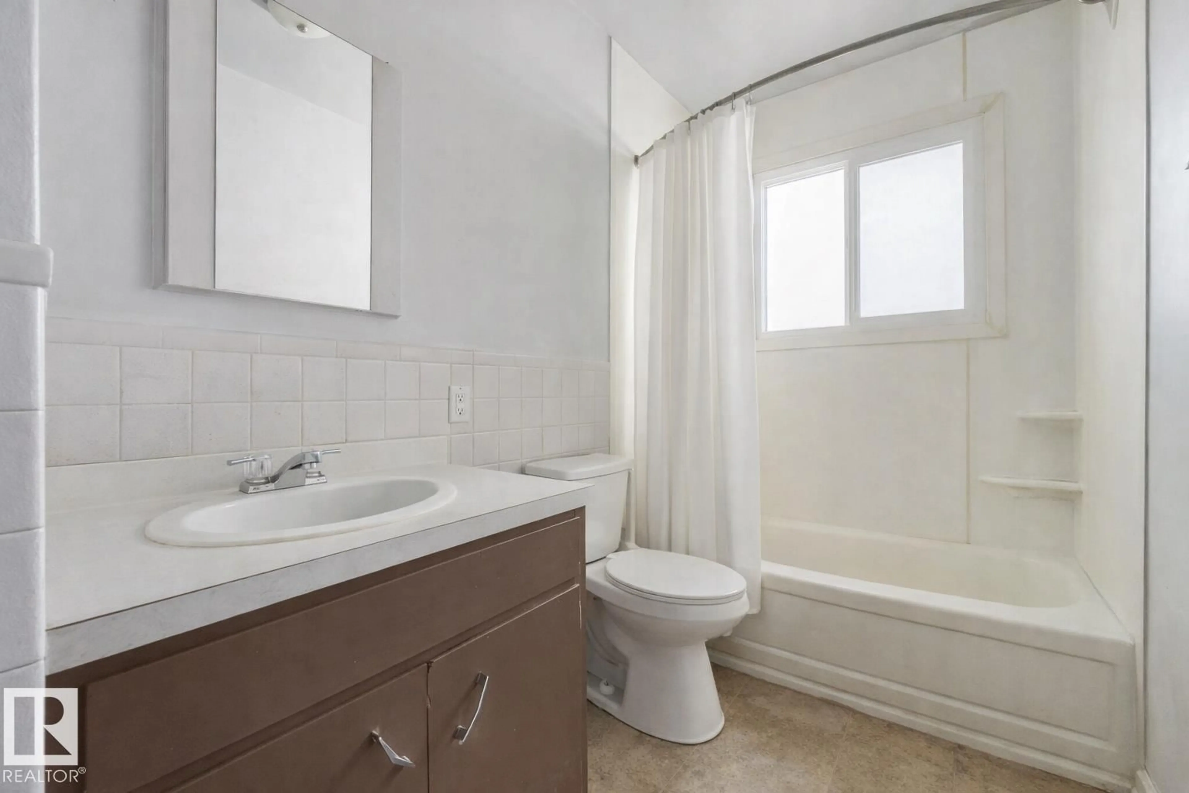 Standard bathroom, unknown for 5219 51 AV, Wetaskiwin Alberta T9A0V5
