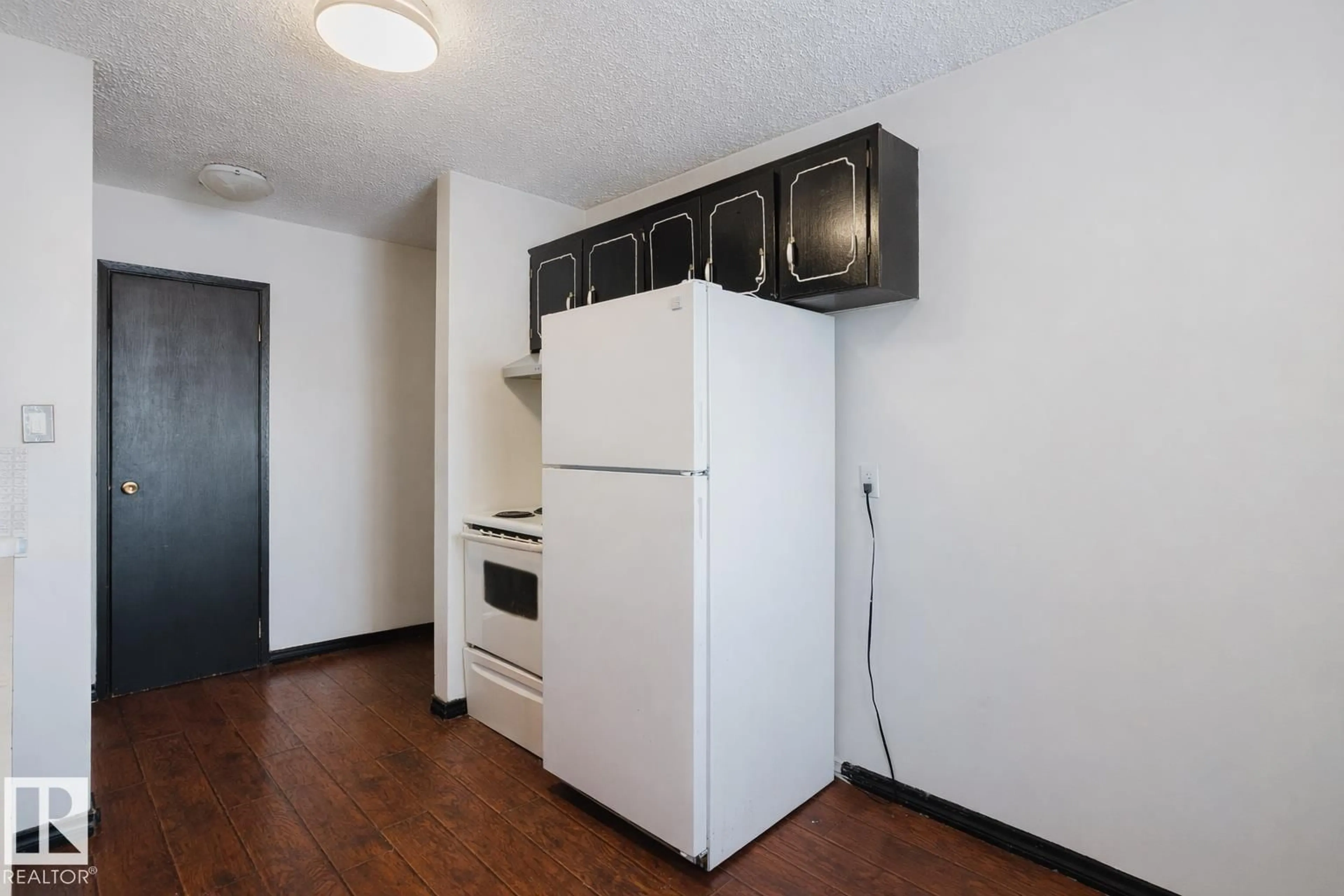 Standard kitchen, unknown for 3917/3919 54 ST, Wetaskiwin Alberta T9A1S6