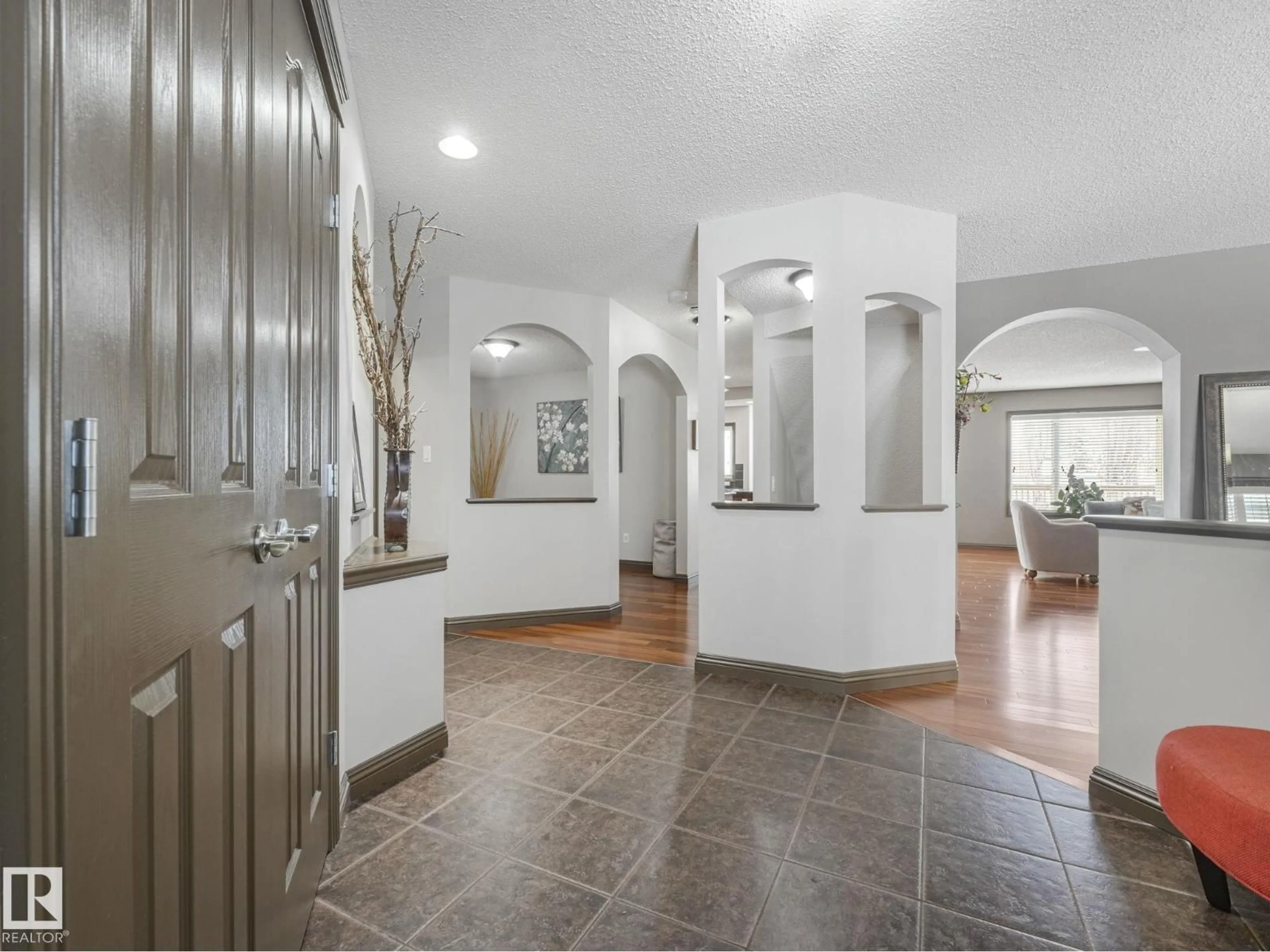 Indoor foyer for 960 SUMMERSIDE LINK, Edmonton Alberta T6X0J9