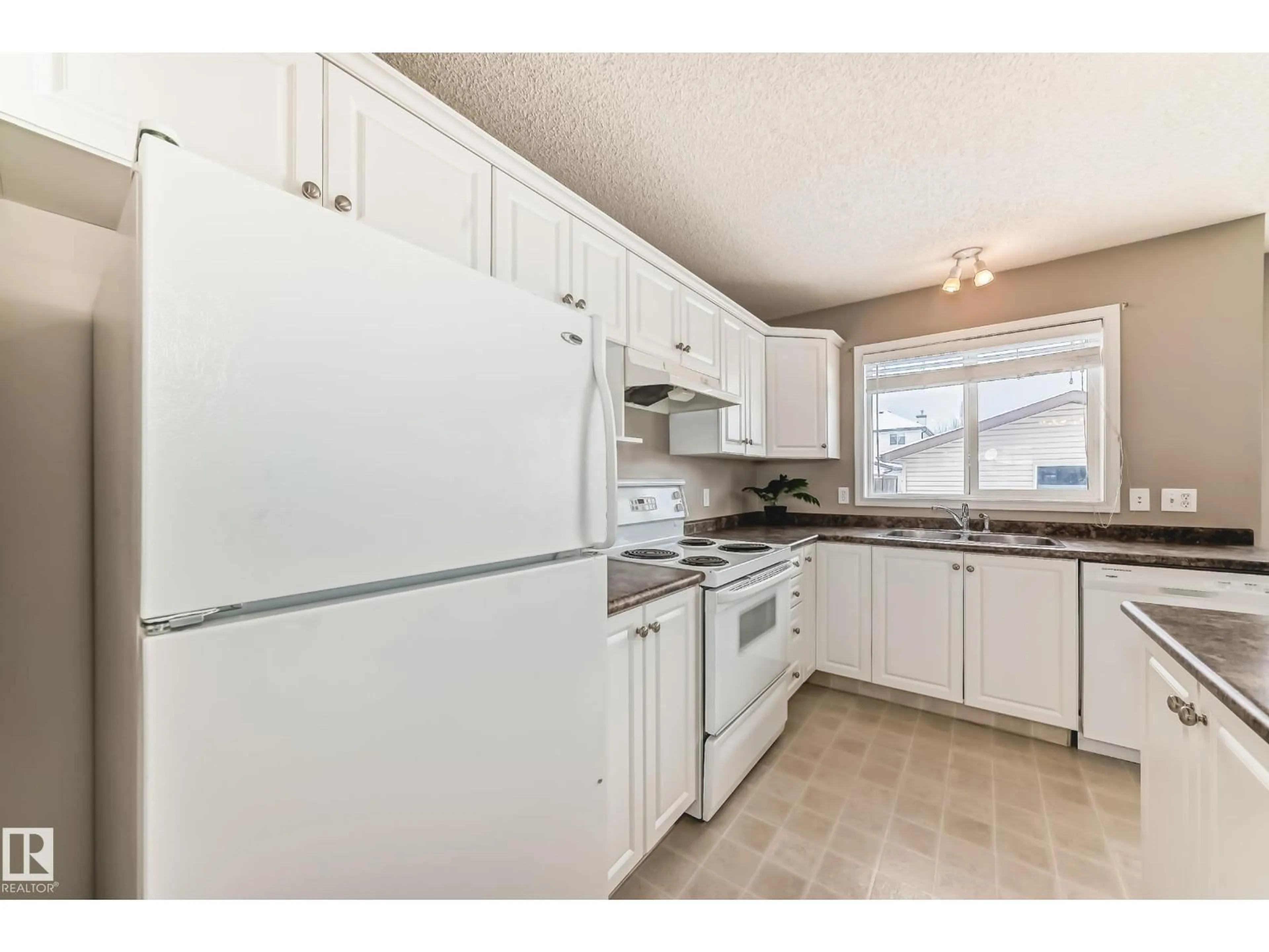 Standard kitchen, unknown for 18 SUMMERTON, Sherwood Park Alberta T8H2P4