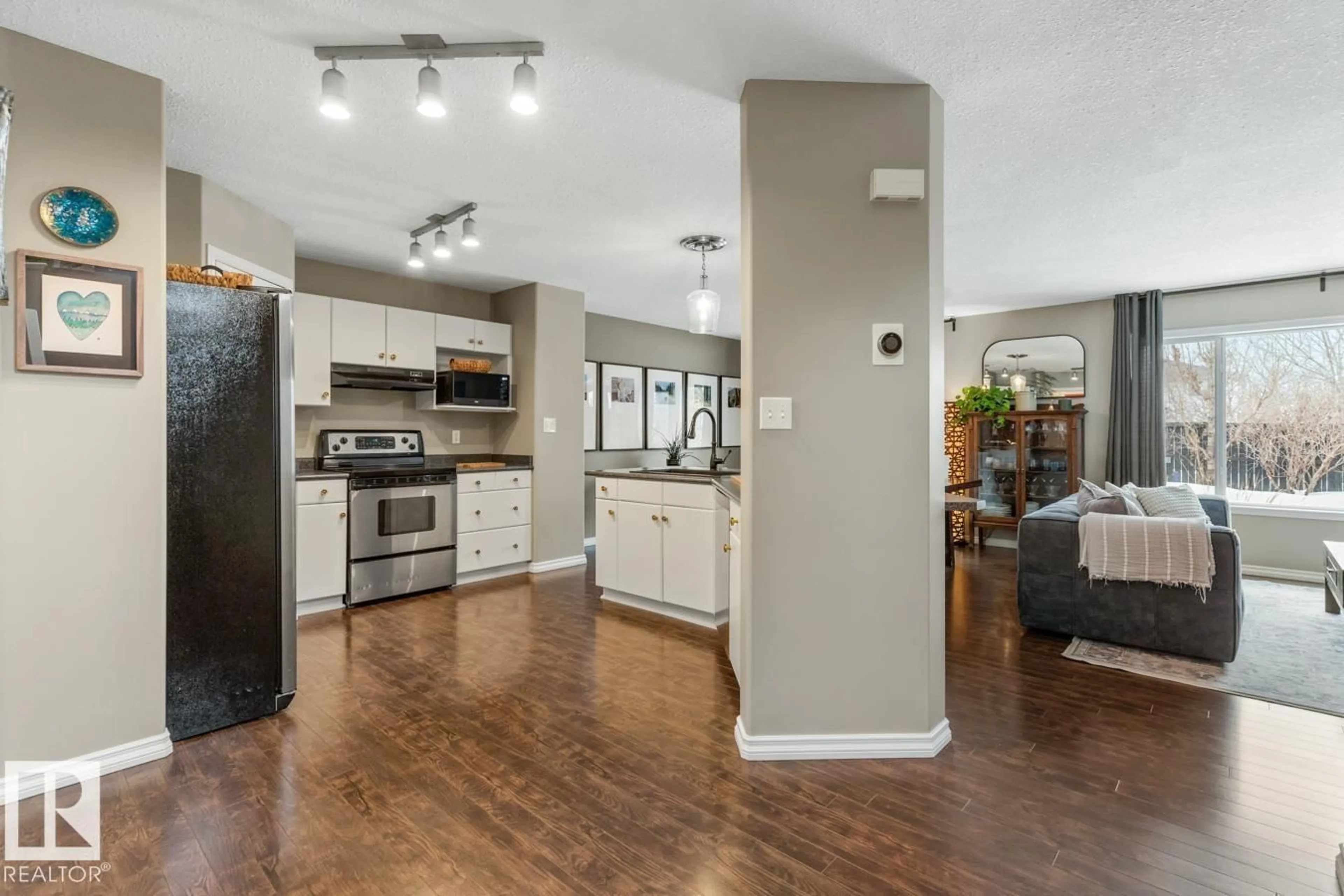 Open concept kitchen, unknown for 422 FOXBORO WY, Sherwood Park Alberta T8A6K5