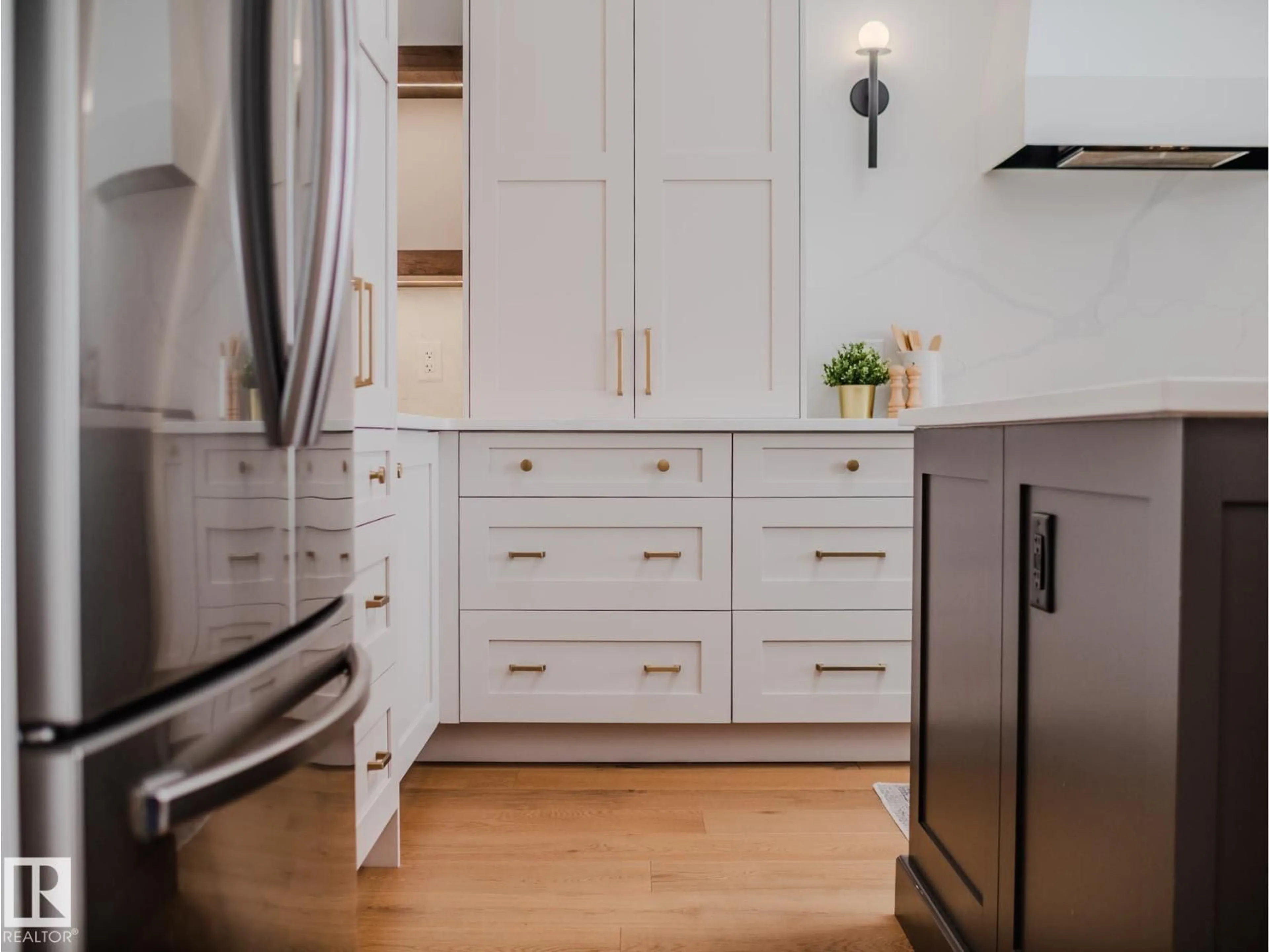 Contemporary kitchen, wood/laminate floor for 614 HUNTERS CL, Edmonton Alberta T6R2W2