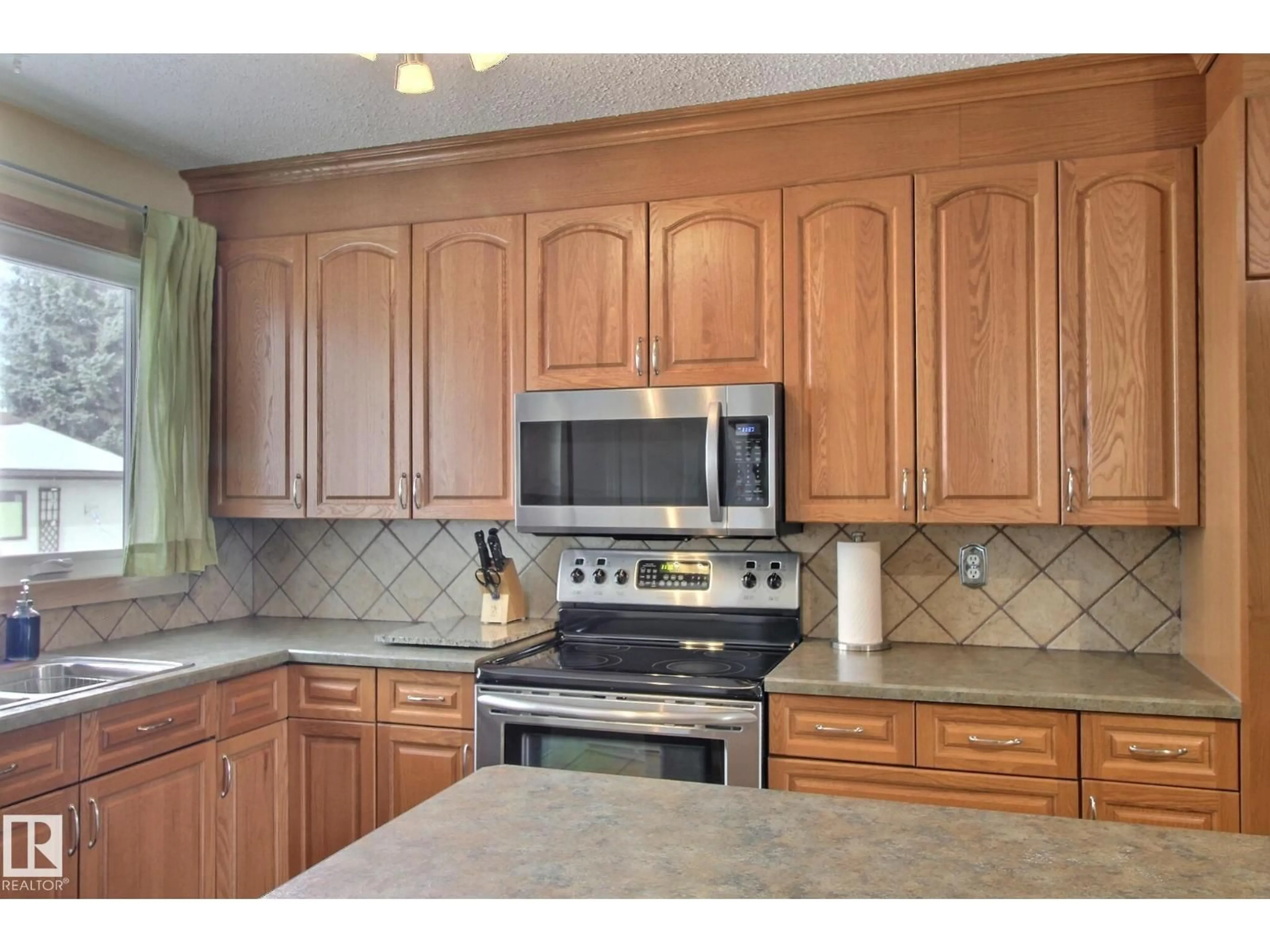 Standard kitchen, ceramic/tile floor for 4520 20A AV, Edmonton Alberta T6L2Z5