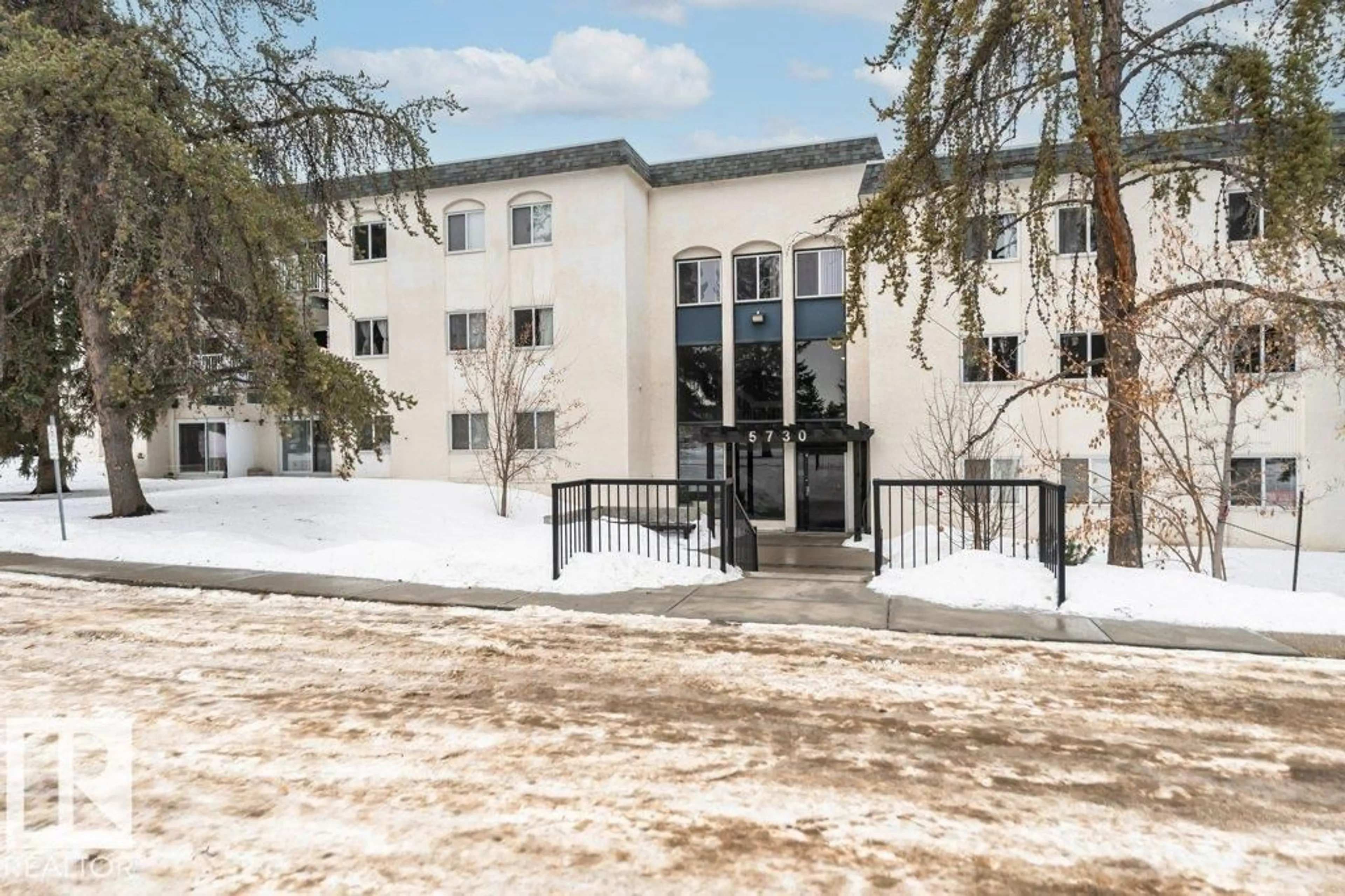 Patio, building for #115 - 5730 RIVERBEND RD, Edmonton Alberta T6H4T4