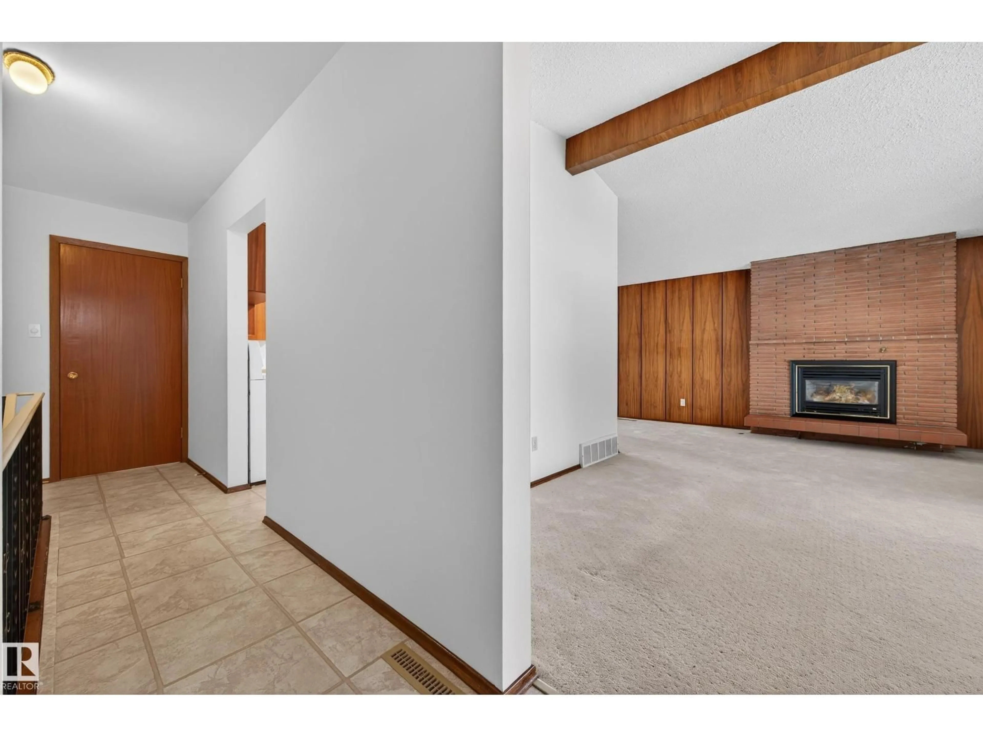 Indoor foyer for 9407 98 ST, Fort Saskatchewan Alberta T8L1T2