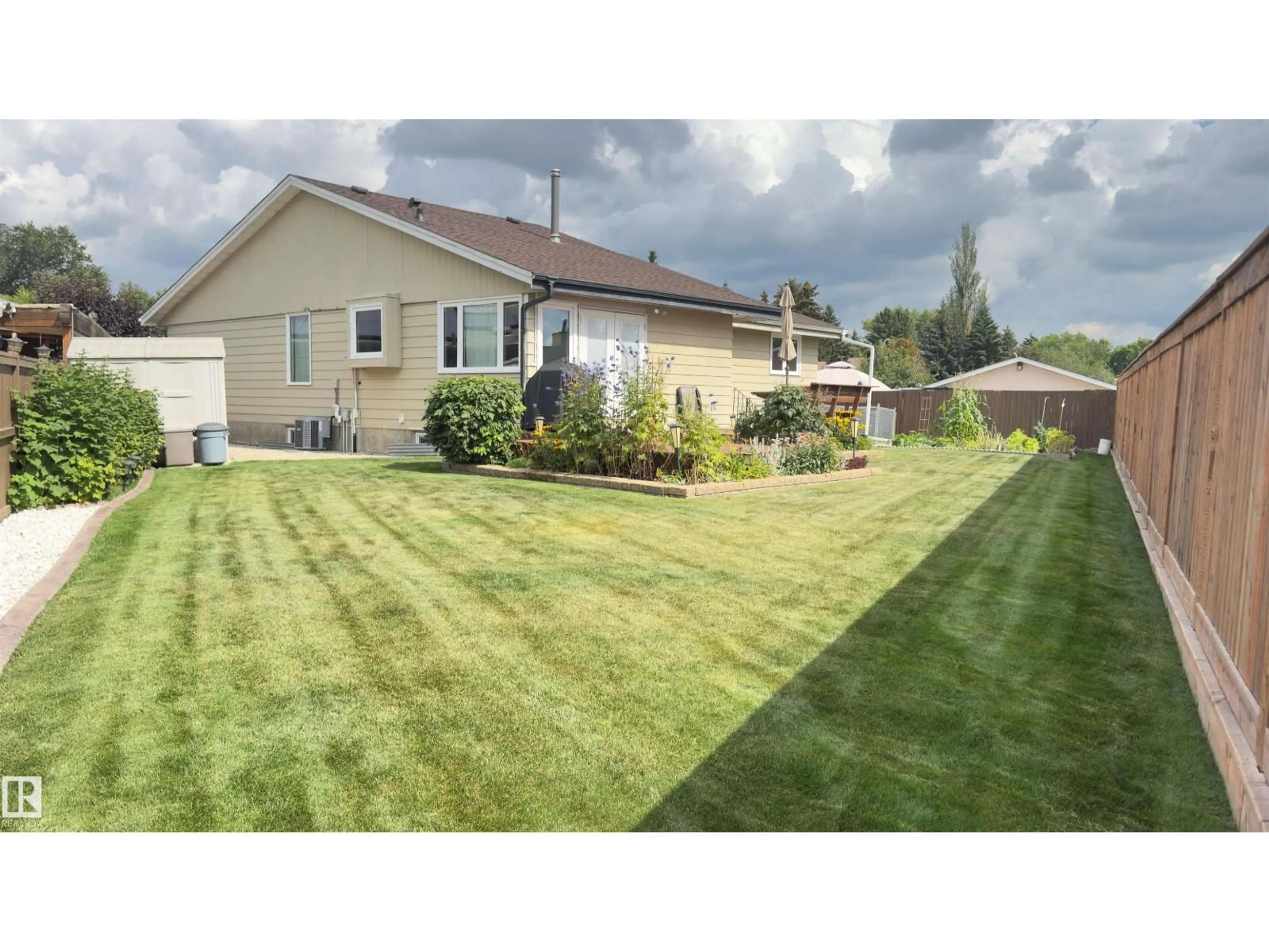 A pic from outside/outdoor area/front of a property/back of a property/a pic from drone, unknown for 296 GREENOCH CR, Edmonton Alberta T6L1B4