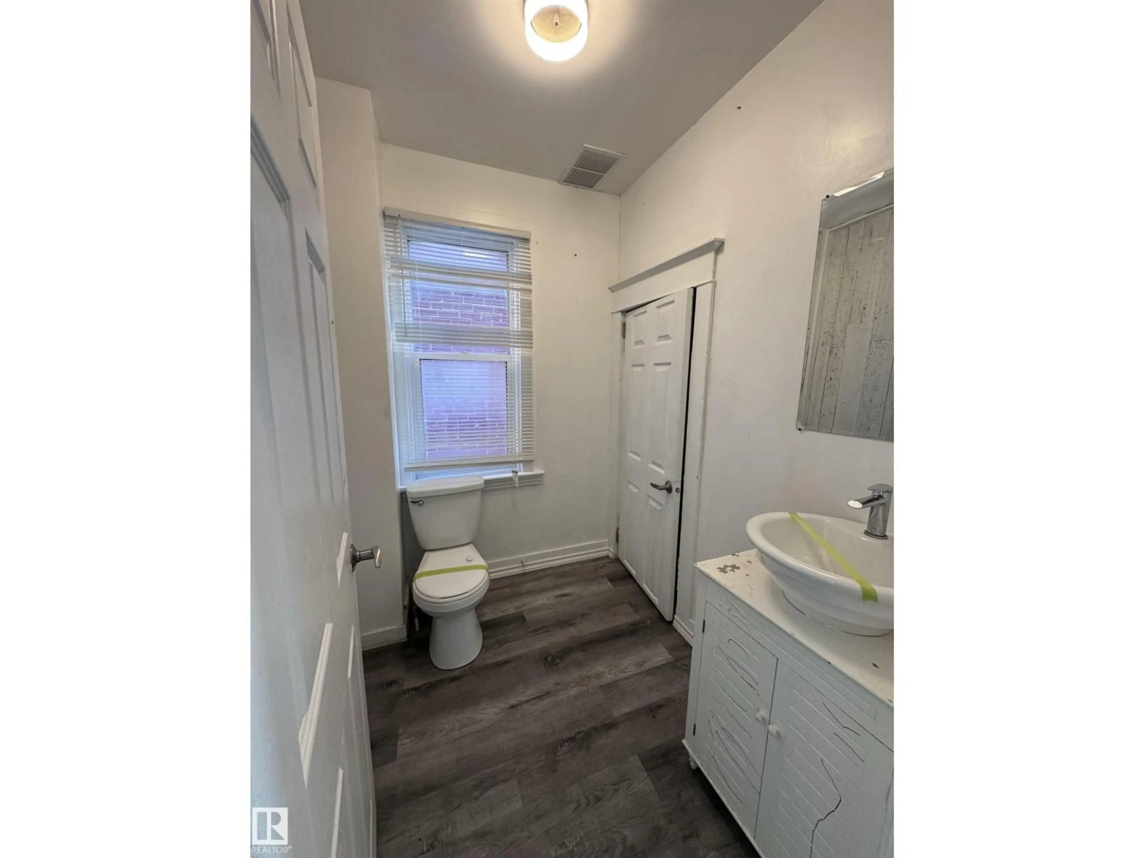 A pic of a room for 10730 92 ST, Edmonton Alberta T5H1V4