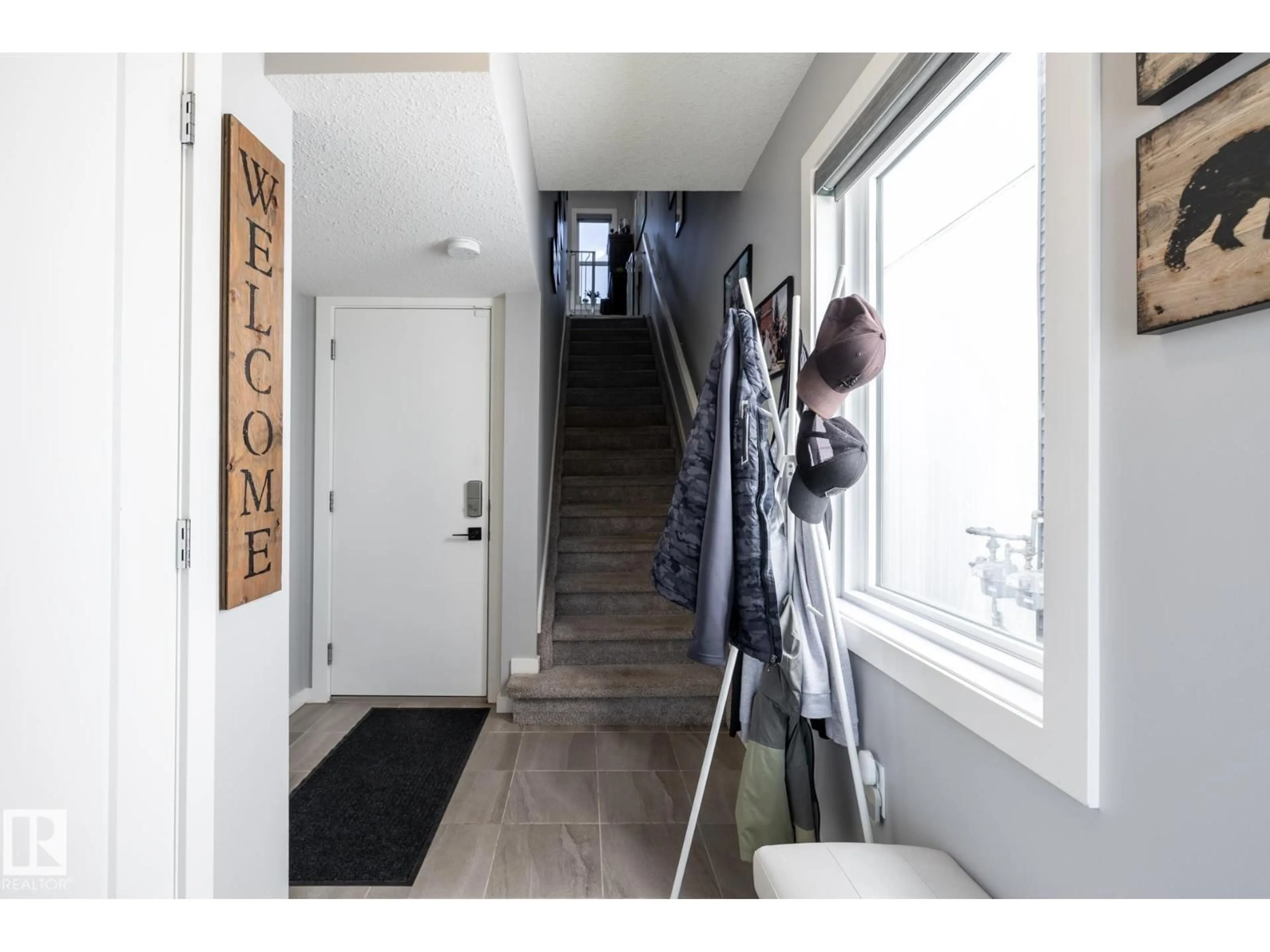 Indoor entryway for 1710 KEENE CRESCENT, Edmonton Alberta T6W3W3