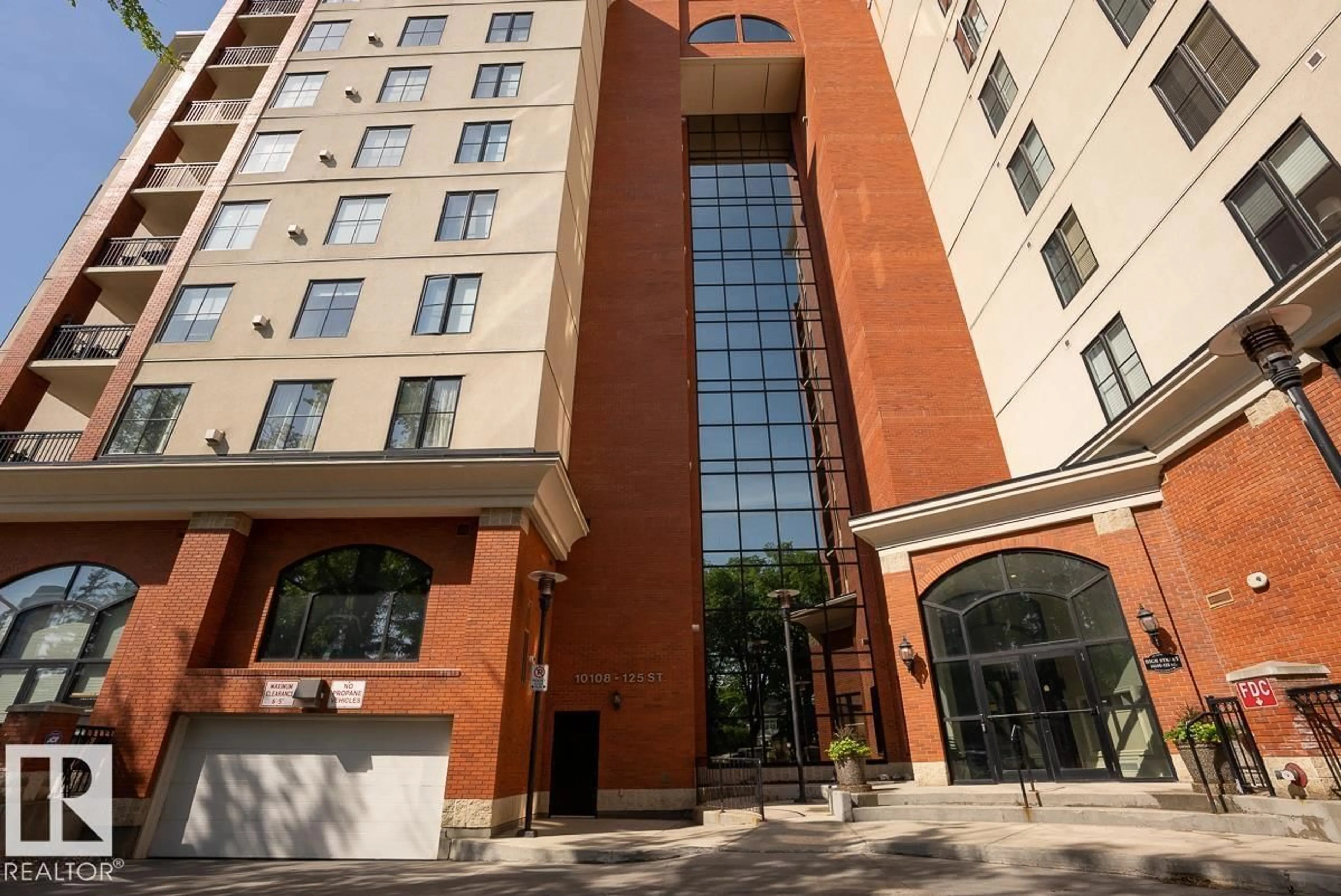 Indoor foyer for #604 - 10108 125 ST, Edmonton Alberta T5N4B6