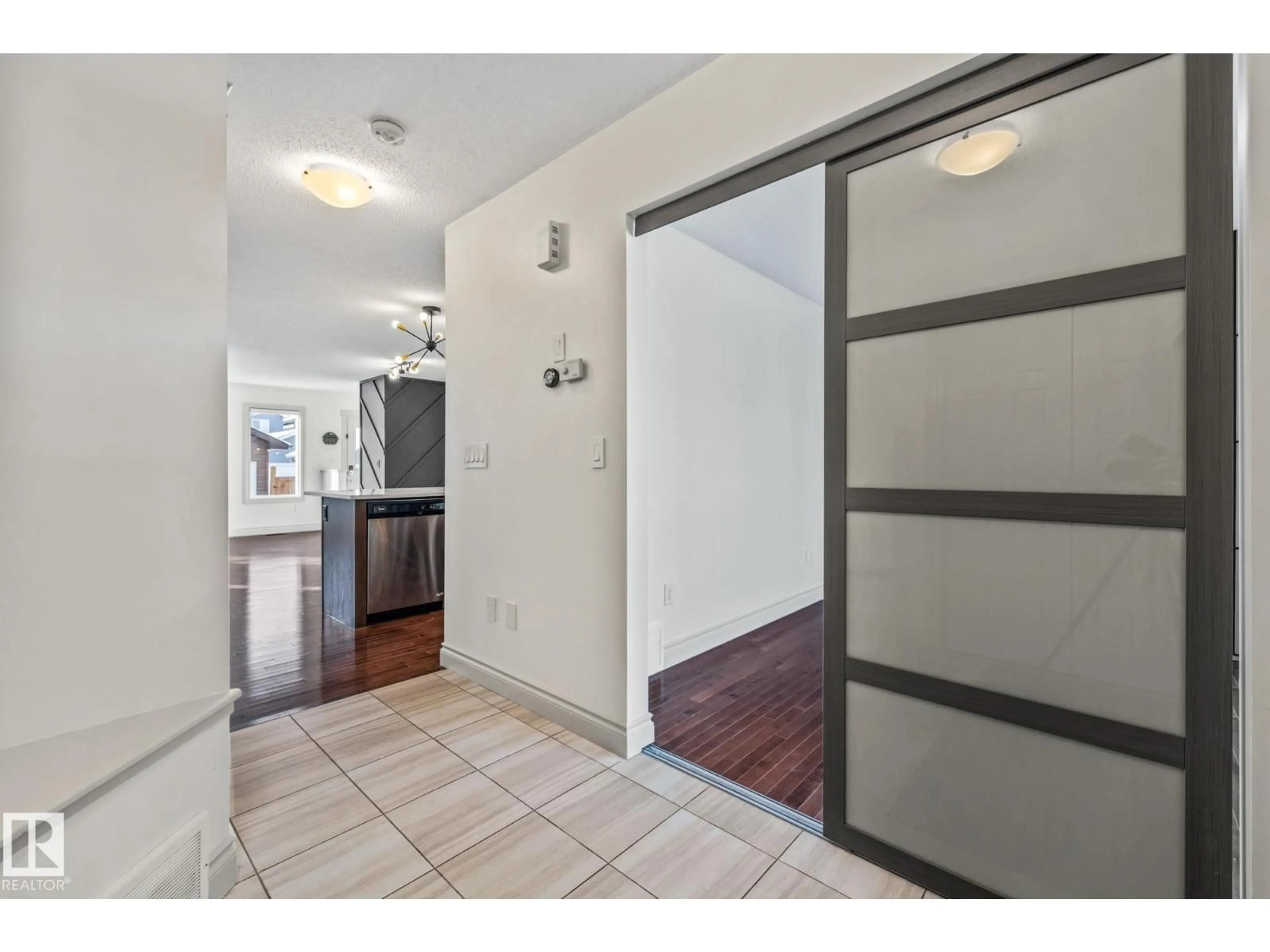 Indoor entryway for NW - 22115 88 AV, Edmonton Alberta T5T7H3