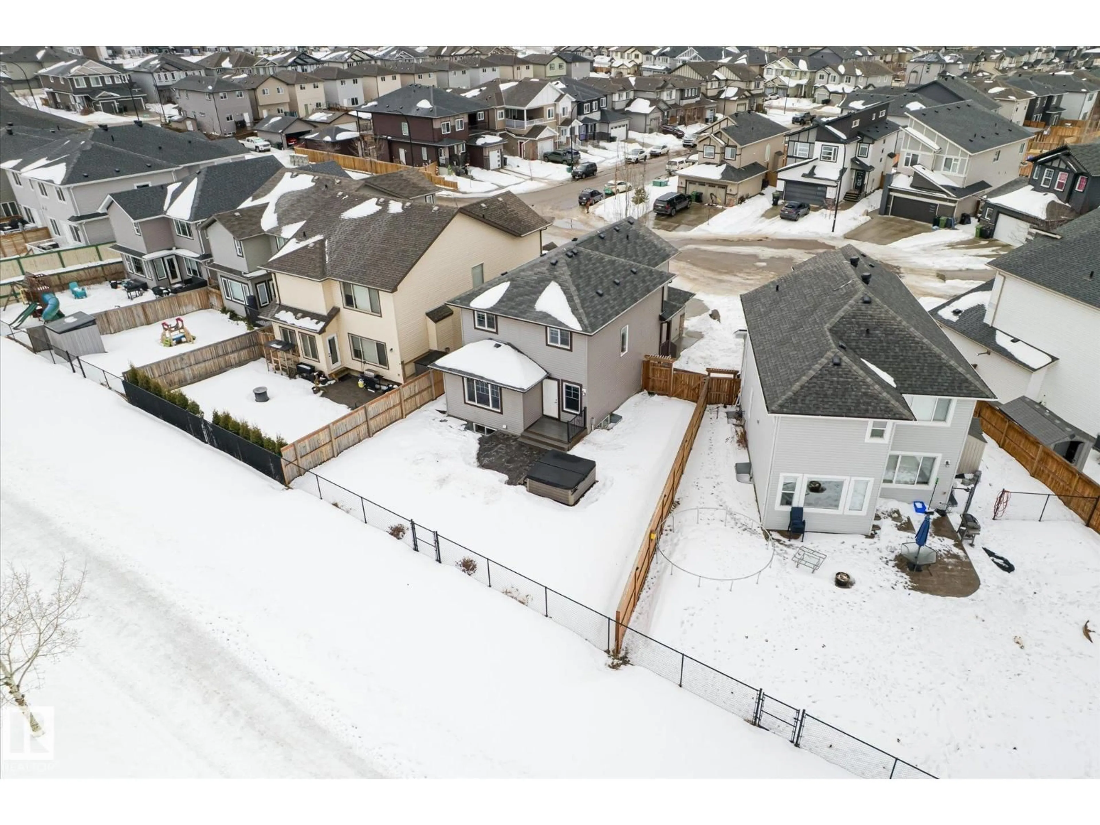 A pic from outside/outdoor area/front of a property/back of a property/a pic from drone, unknown for 35 ELM ST, Fort Saskatchewan Alberta T8L0R8
