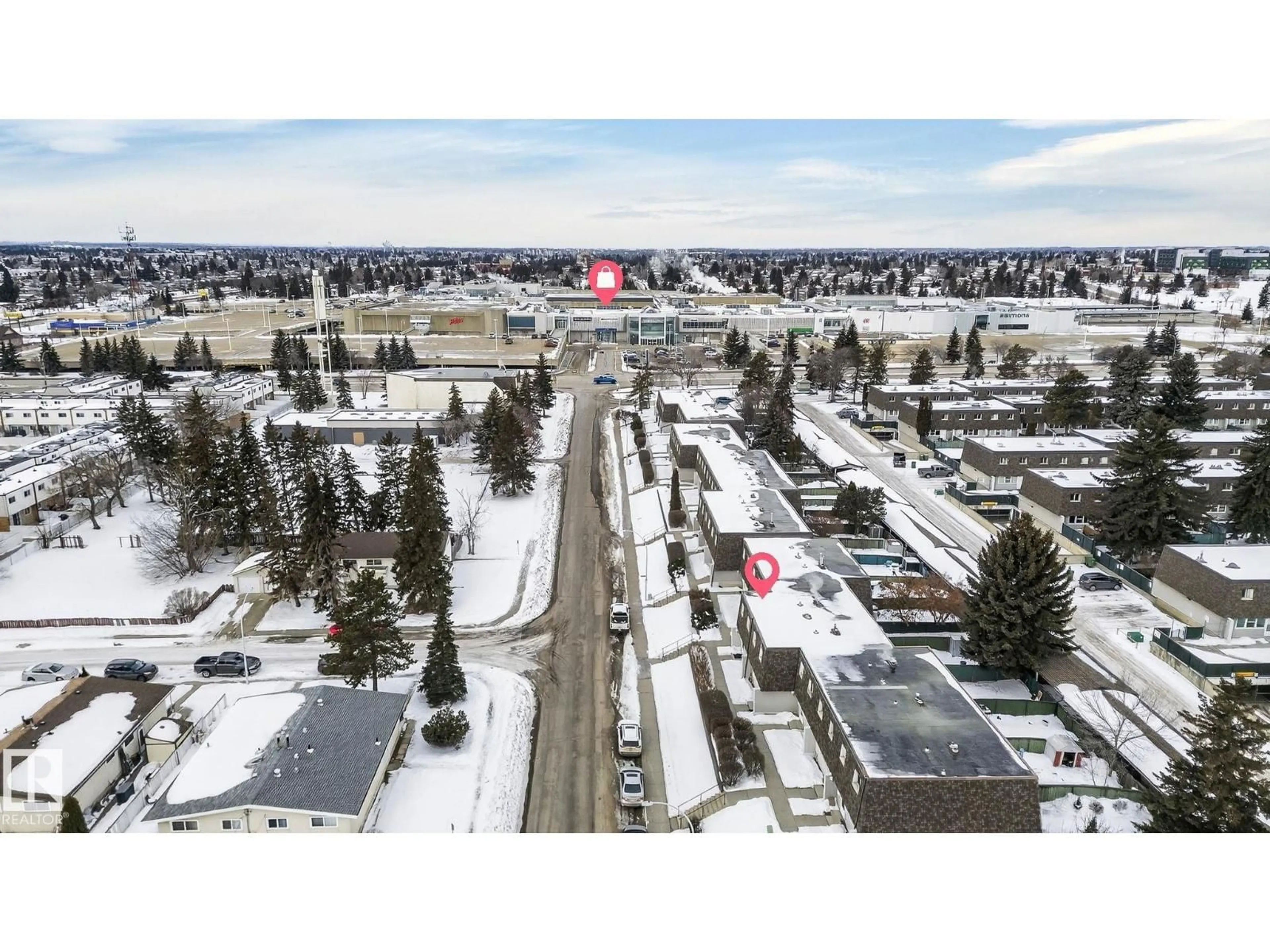 A pic from outside/outdoor area/front of a property/back of a property/a pic from drone, street for 105 VILLAGE ON THE GREEN GR NW, Edmonton Alberta T5A1H2
