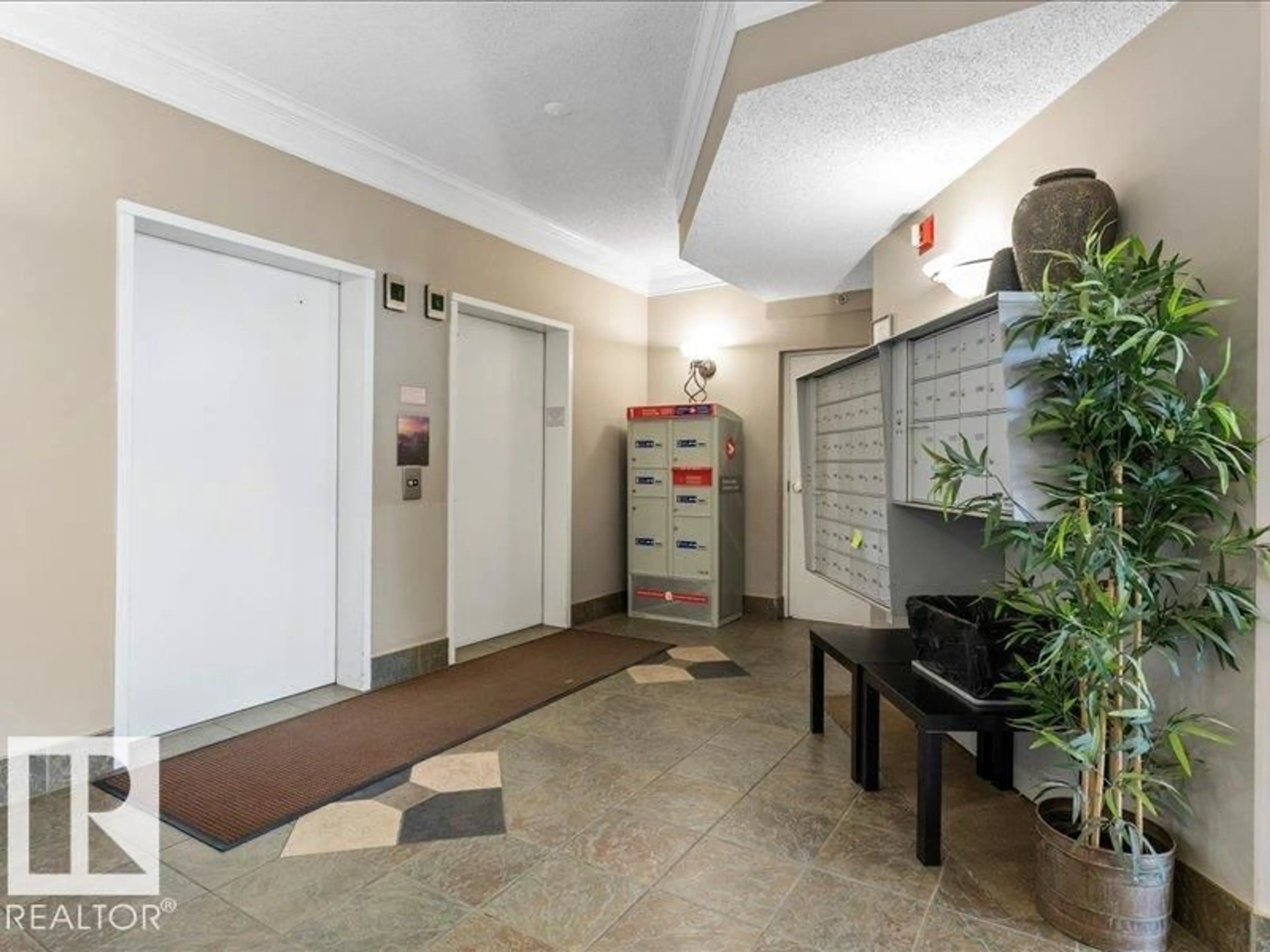Indoor foyer for #204 - 9640 105 ST, Edmonton Alberta T5K0Z7