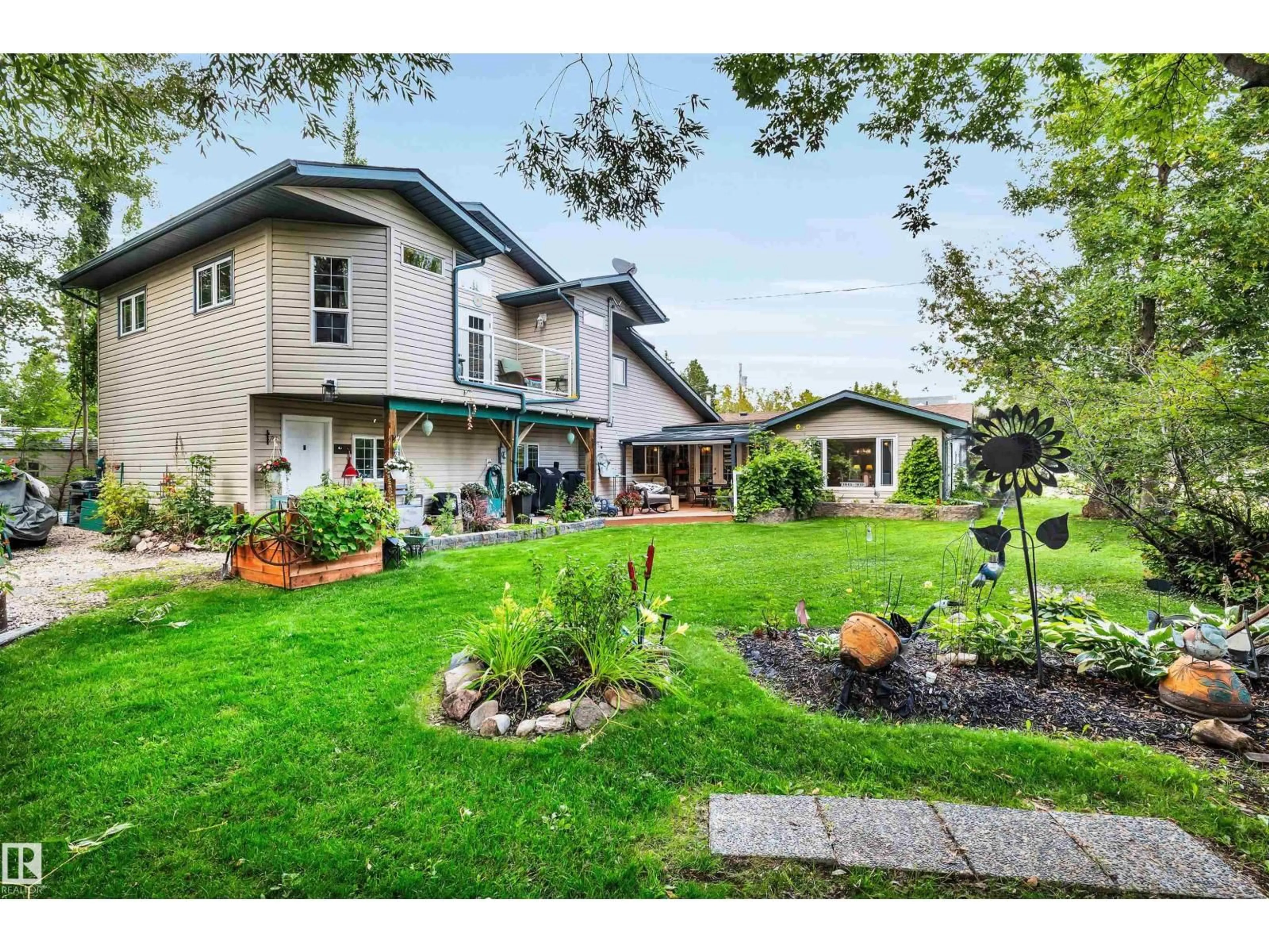 A pic from outside/outdoor area/front of a property/back of a property/a pic from drone, street for 605 6 ST, Rural Lac Ste. Anne County Alberta T0E1A0