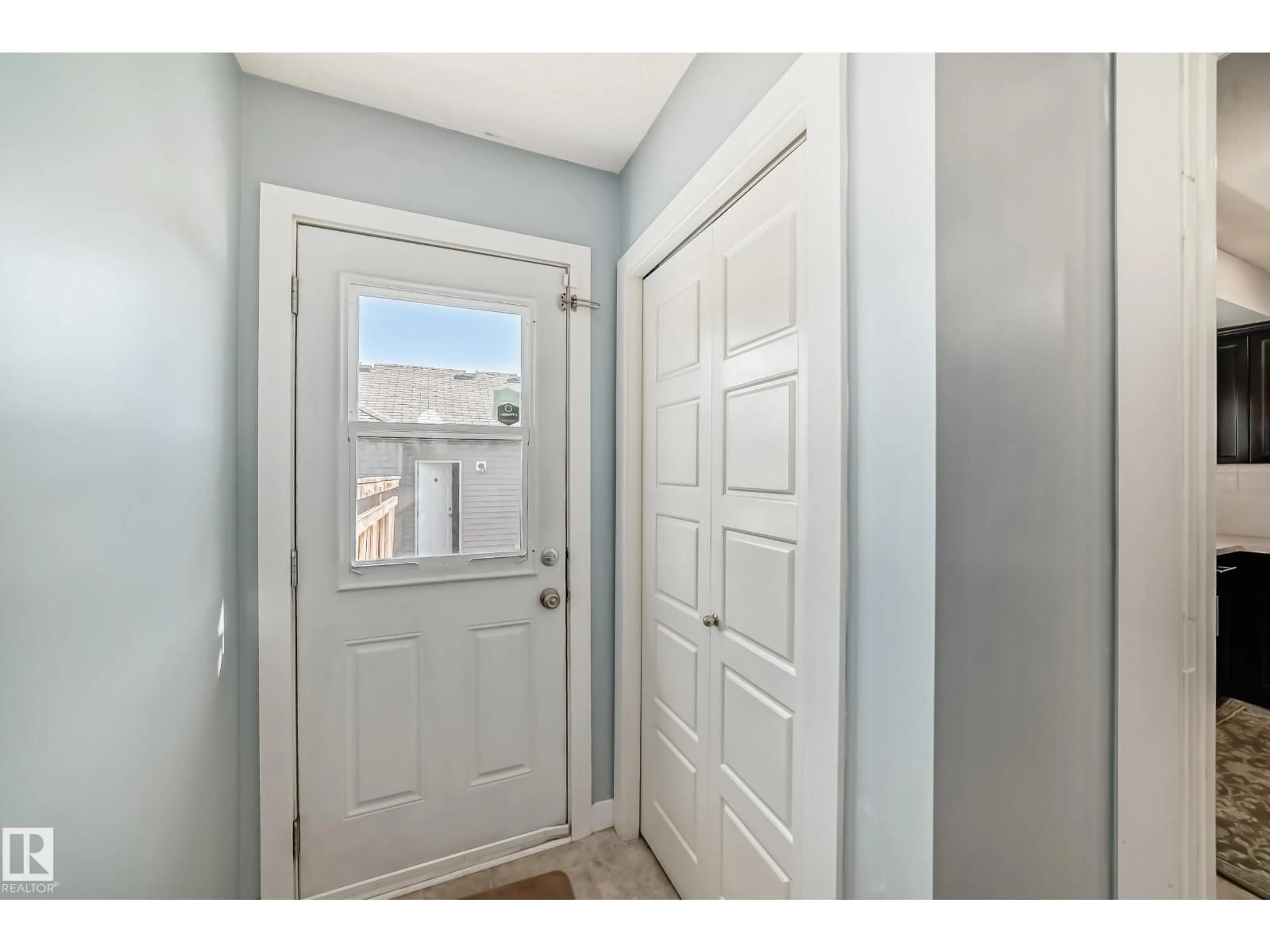 Indoor entryway for SW - 327 DESROCHERS BV, Edmonton Alberta T6W3J1