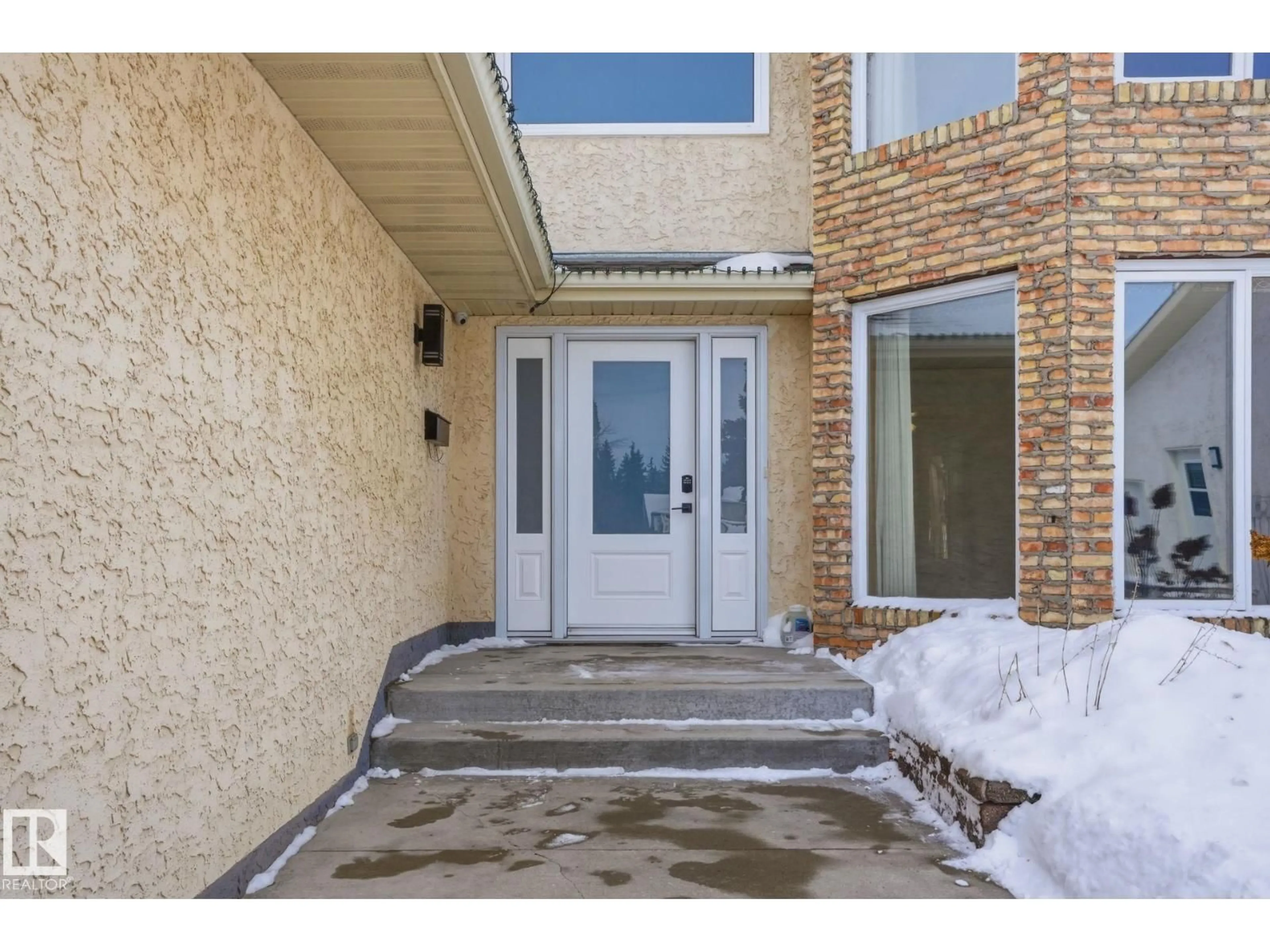 Indoor entryway for 11019 10 AV, Edmonton Alberta T6J6N4