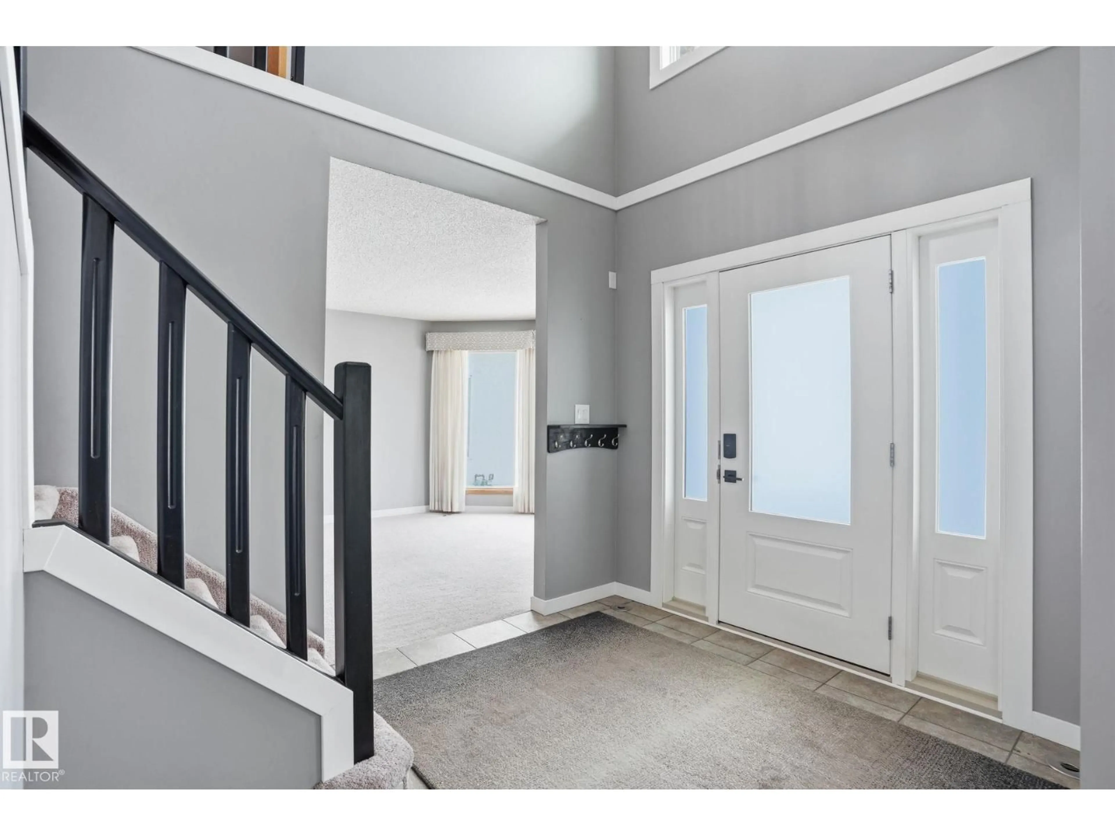 Indoor entryway for 11019 10 AV, Edmonton Alberta T6J6N4