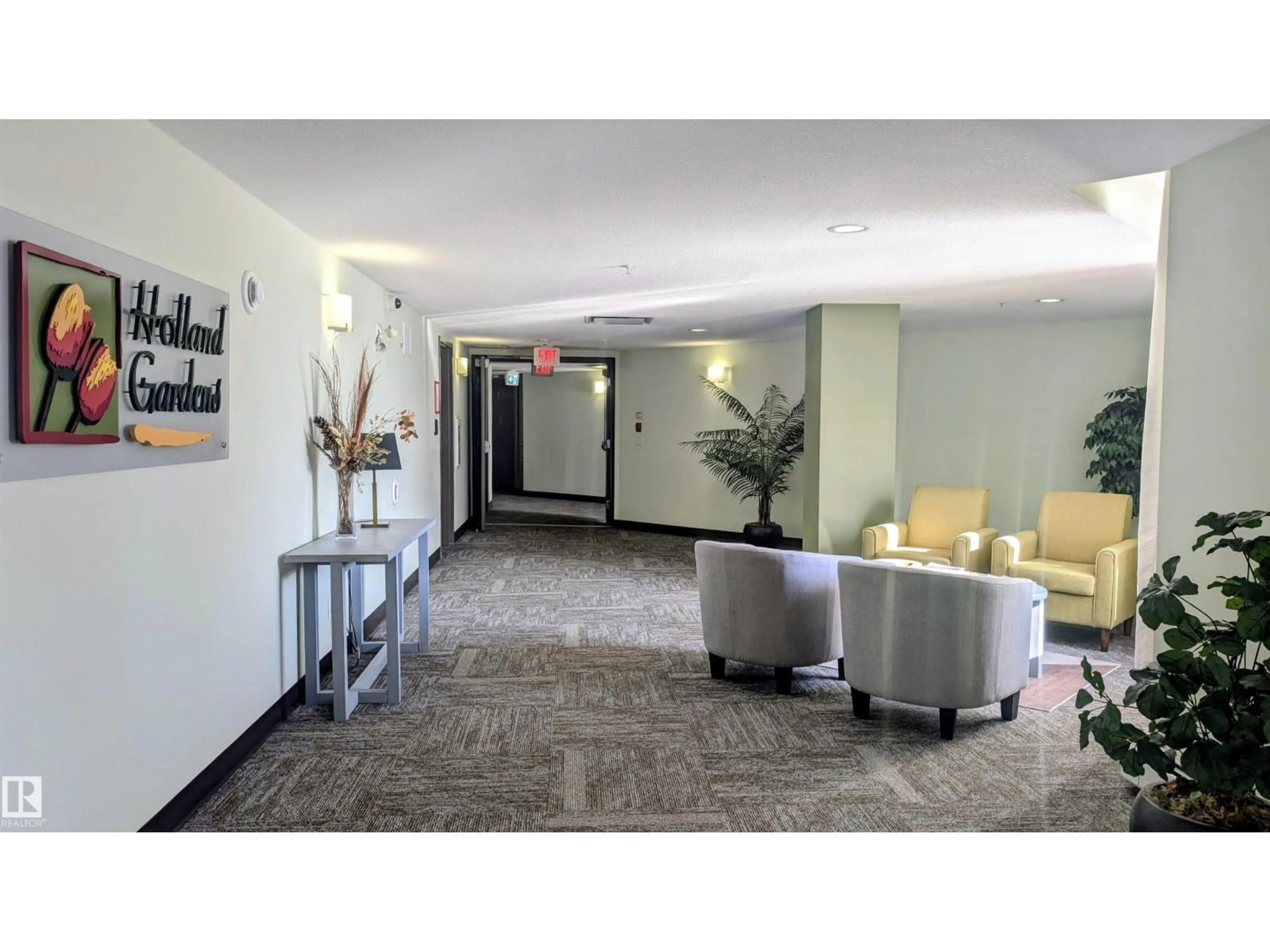 Indoor foyer for #305 - 6220 134 AV, Edmonton Alberta T5A0A8