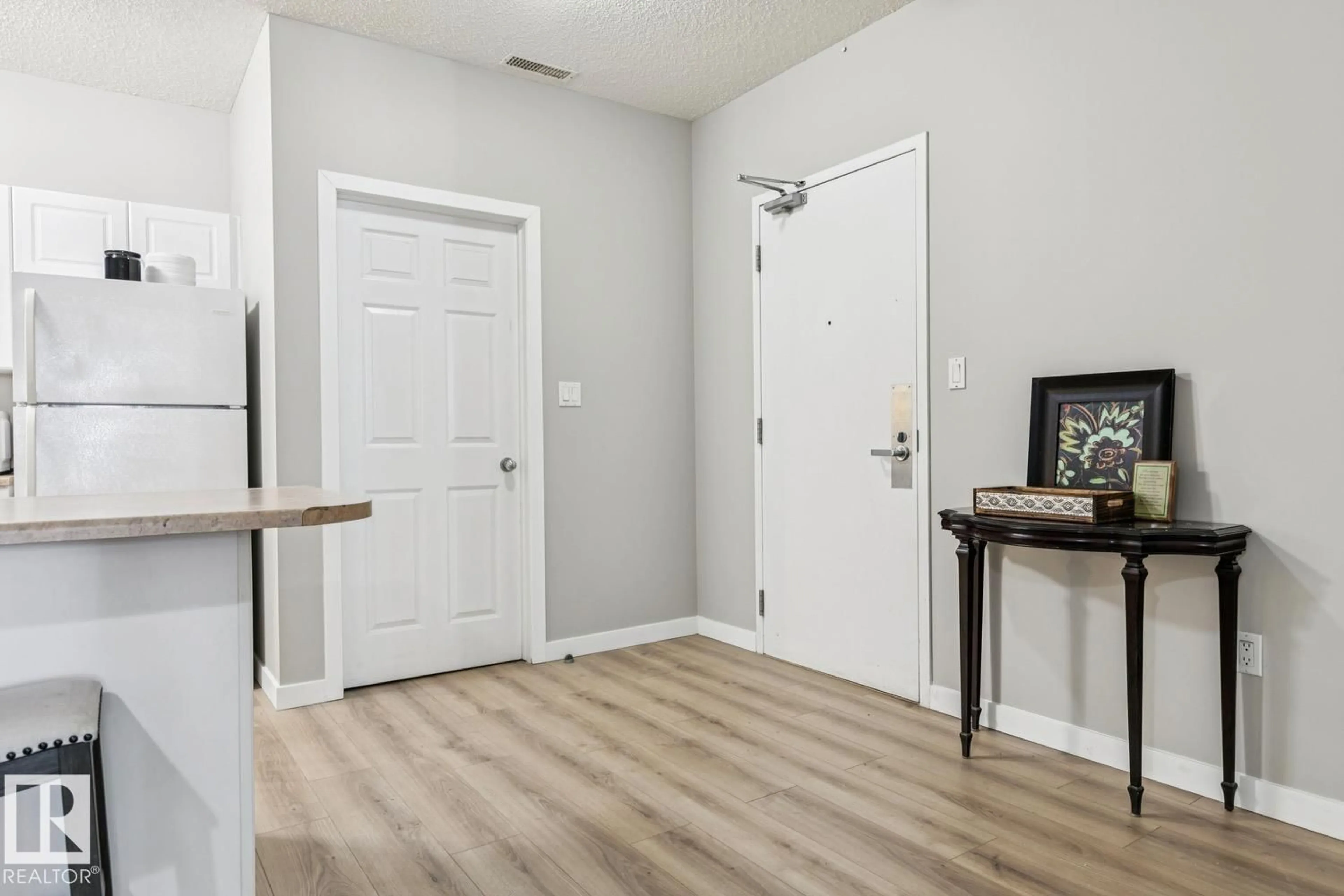 Indoor entryway for 402 - 9919 105 ST NW, Edmonton Alberta T5K1B1