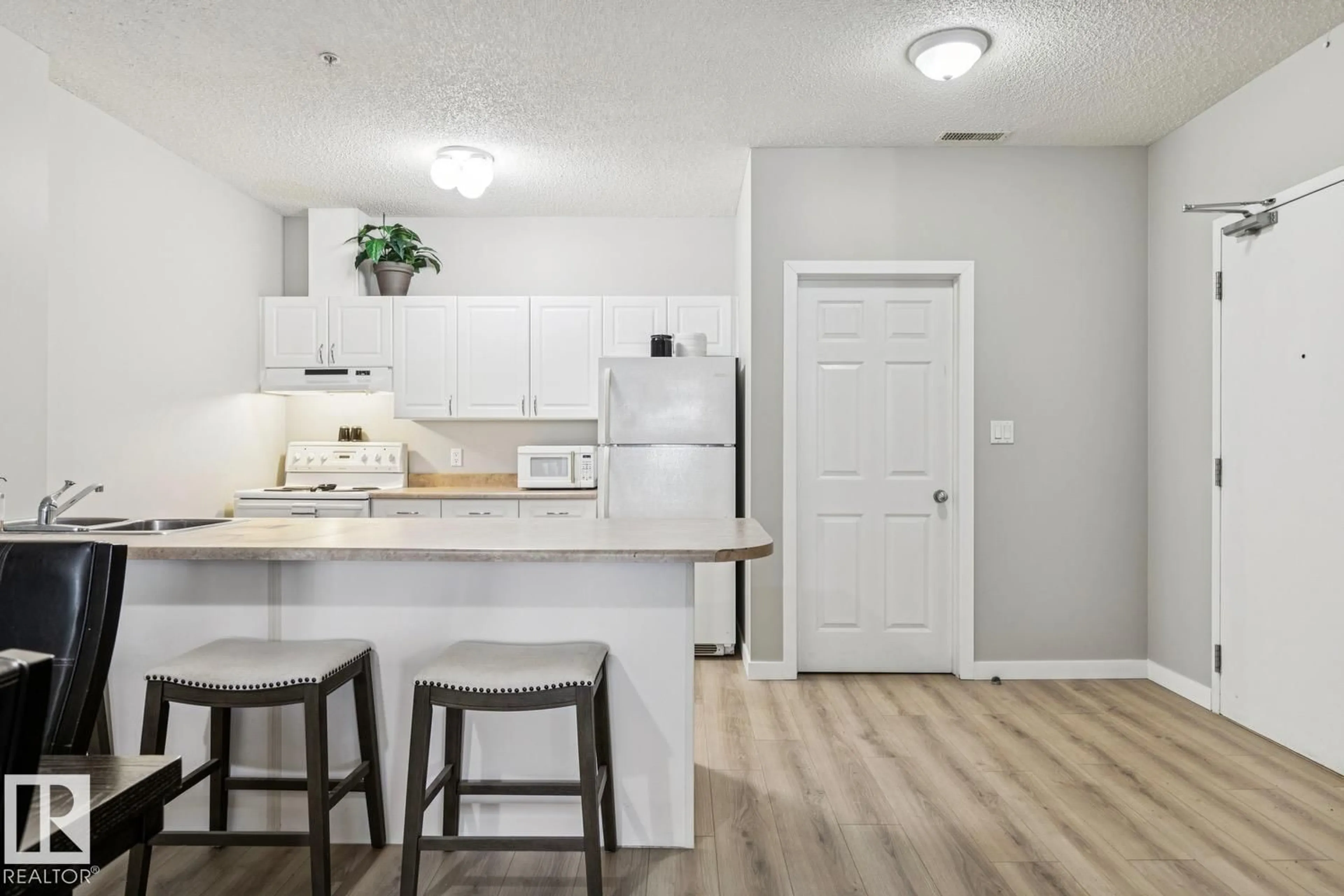 Standard kitchen, unknown for 402 - 9919 105 ST NW, Edmonton Alberta T5K1B1