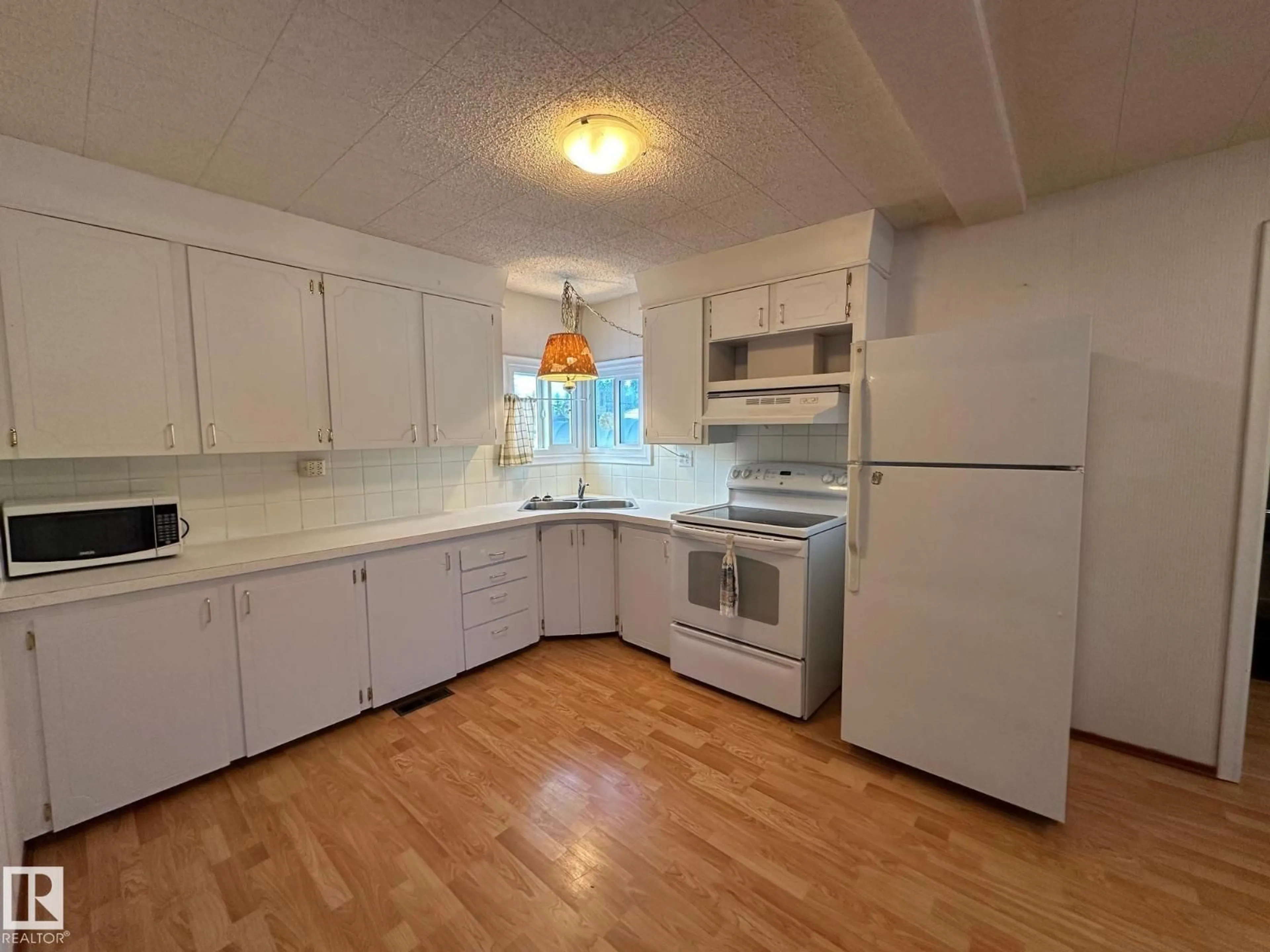 Standard kitchen, unknown for 5012 51 ST, Waskatenau Alberta T0A3P0