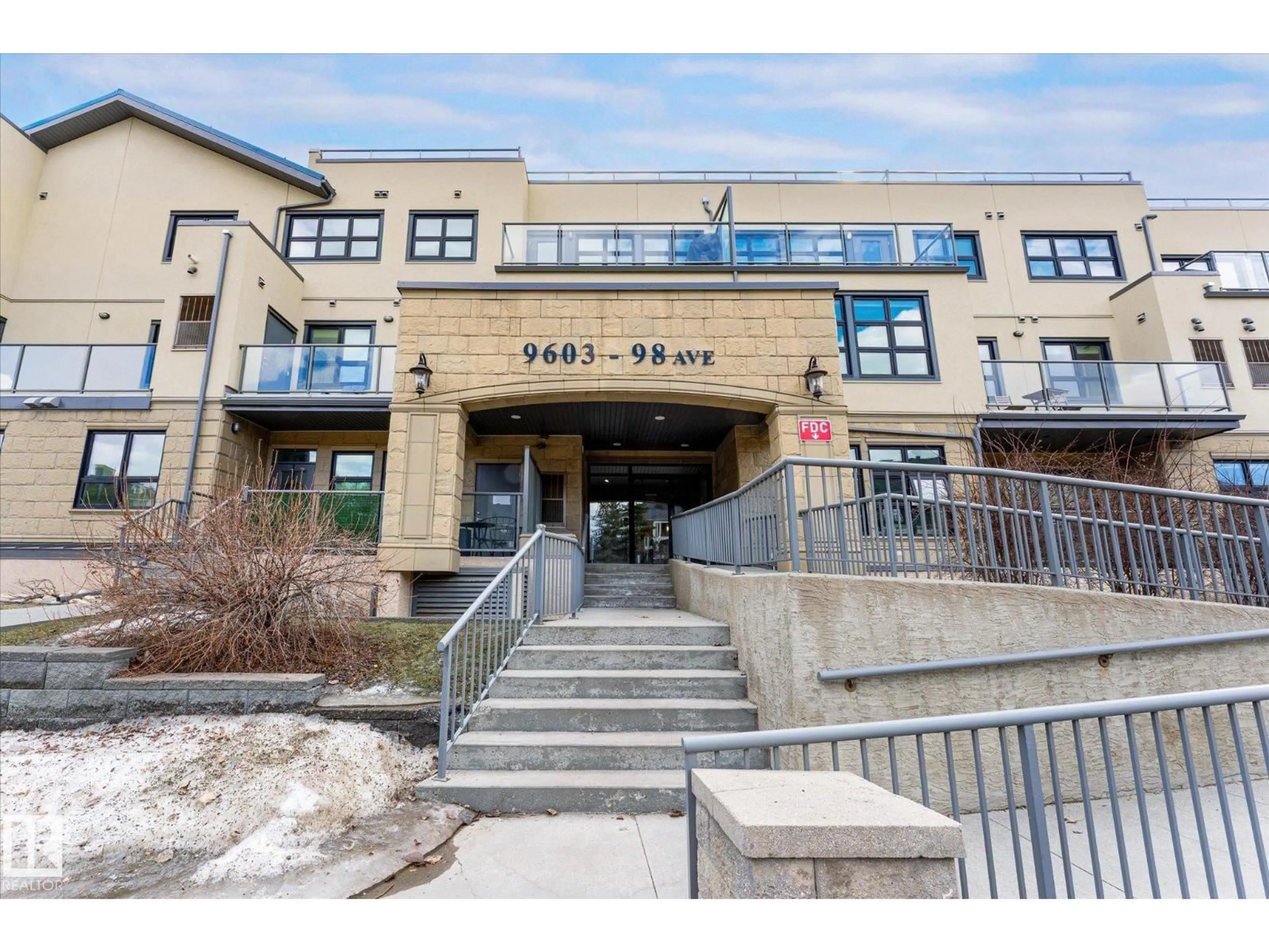 Indoor foyer for #111 - 9603 98 AV, Edmonton Alberta T6T2E2