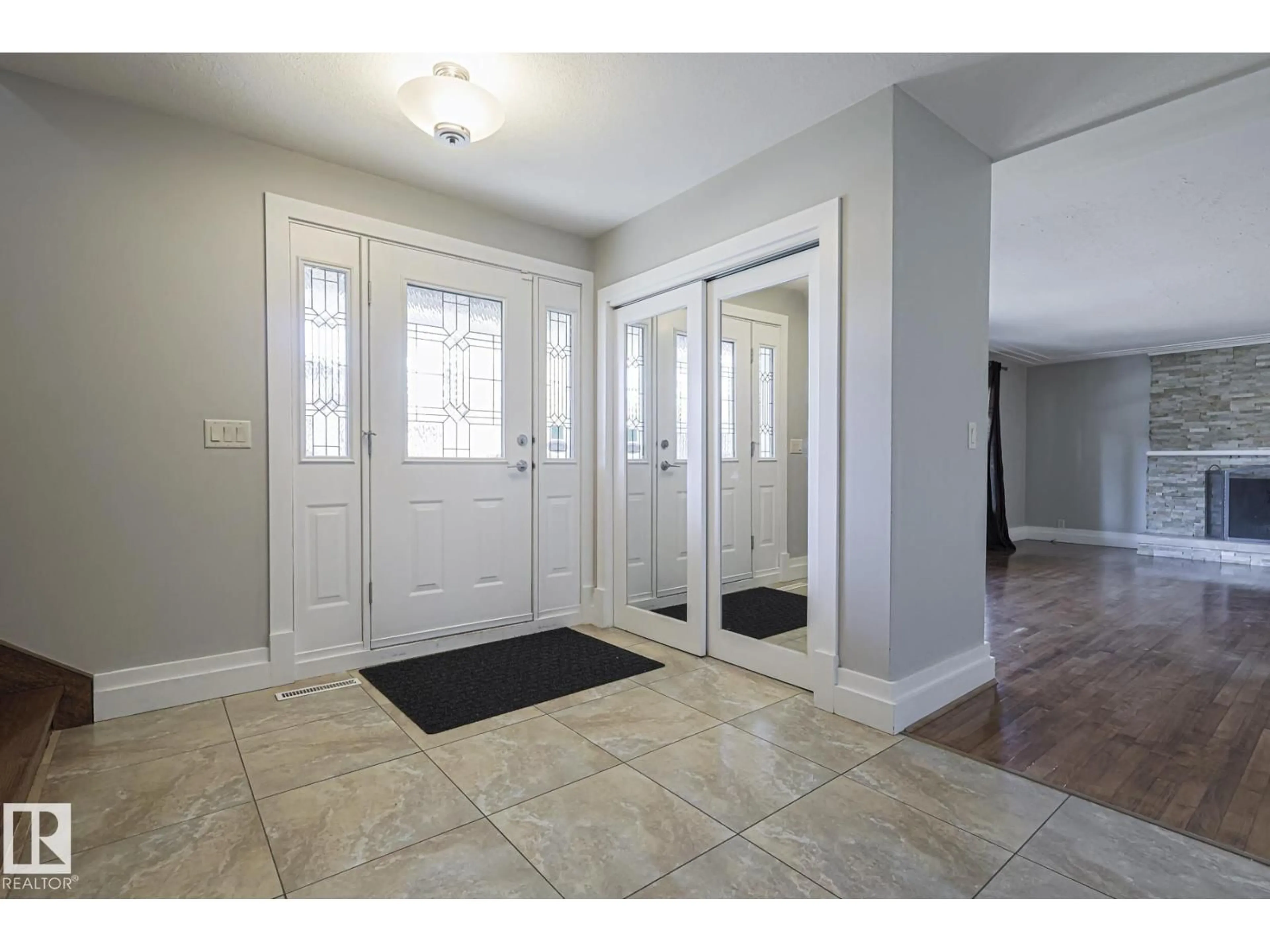 Indoor entryway for 8907 140 ST, Edmonton Alberta T5R0J1