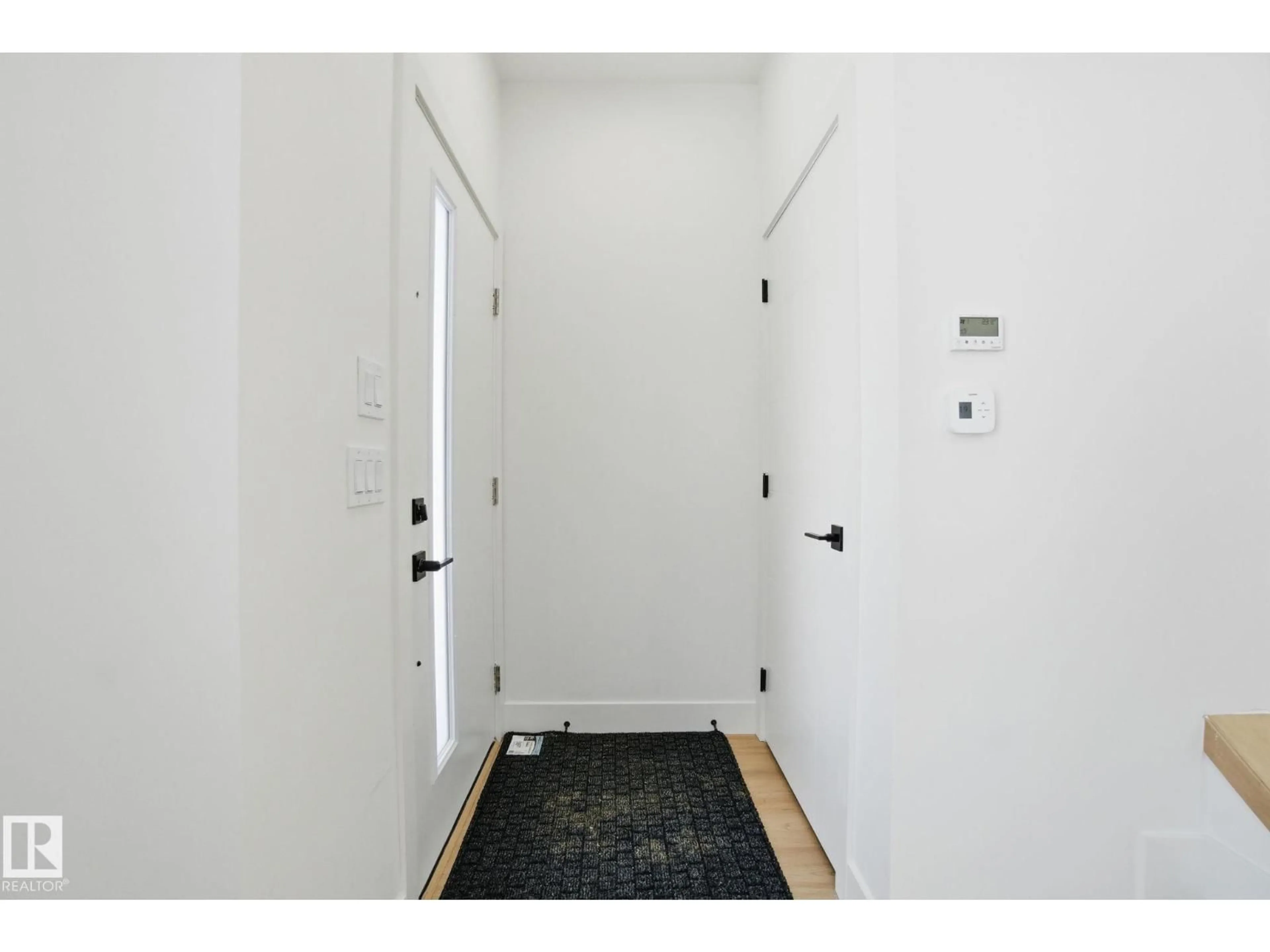 Indoor entryway for NW - 10723 70 AV, Edmonton Alberta T6H2G4