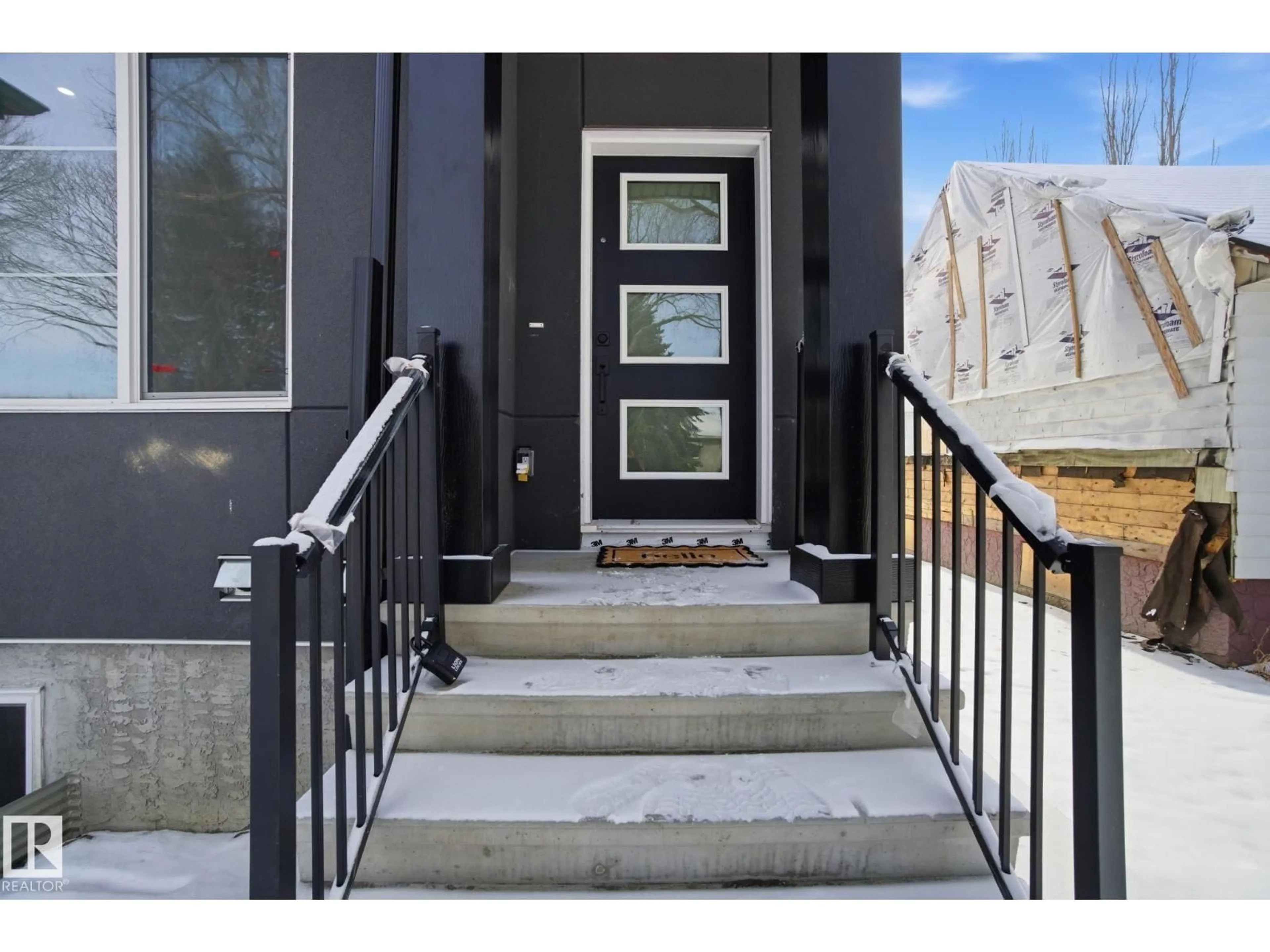 Indoor entryway for 10725 70 AV, Edmonton Alberta T6H2G4