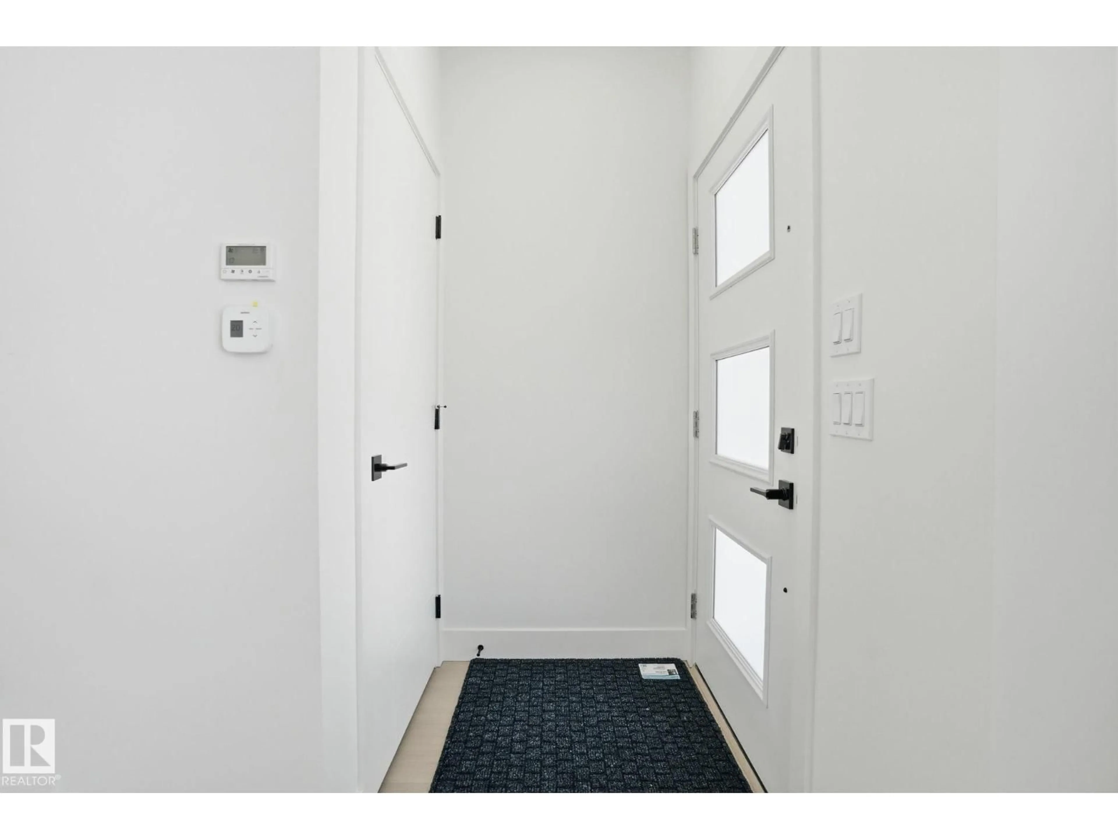 Indoor entryway for 10725 70 AV, Edmonton Alberta T6H2G4