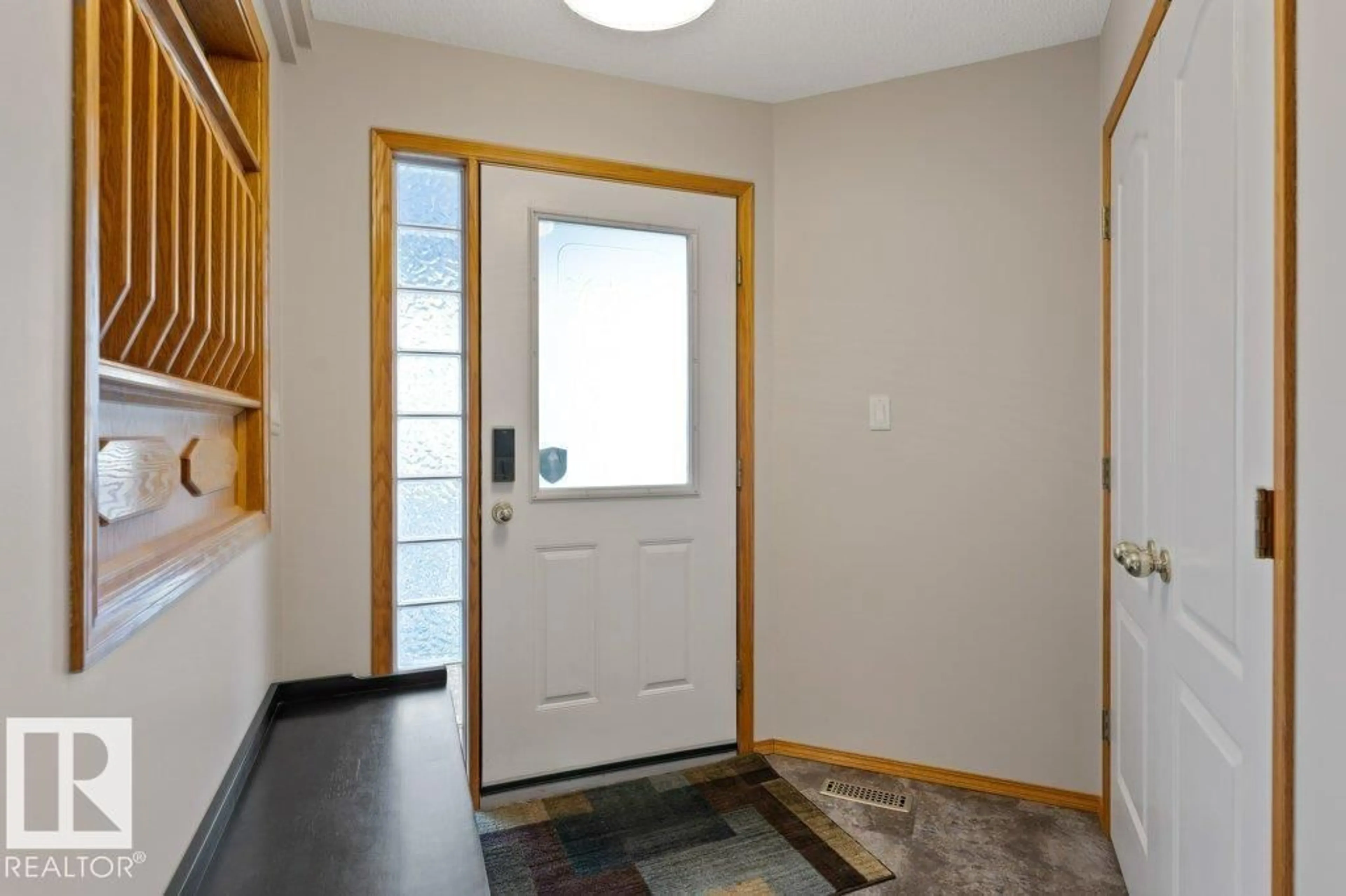 Indoor entryway for 16 OAKMONT DR, St. Albert Alberta T8N6K6