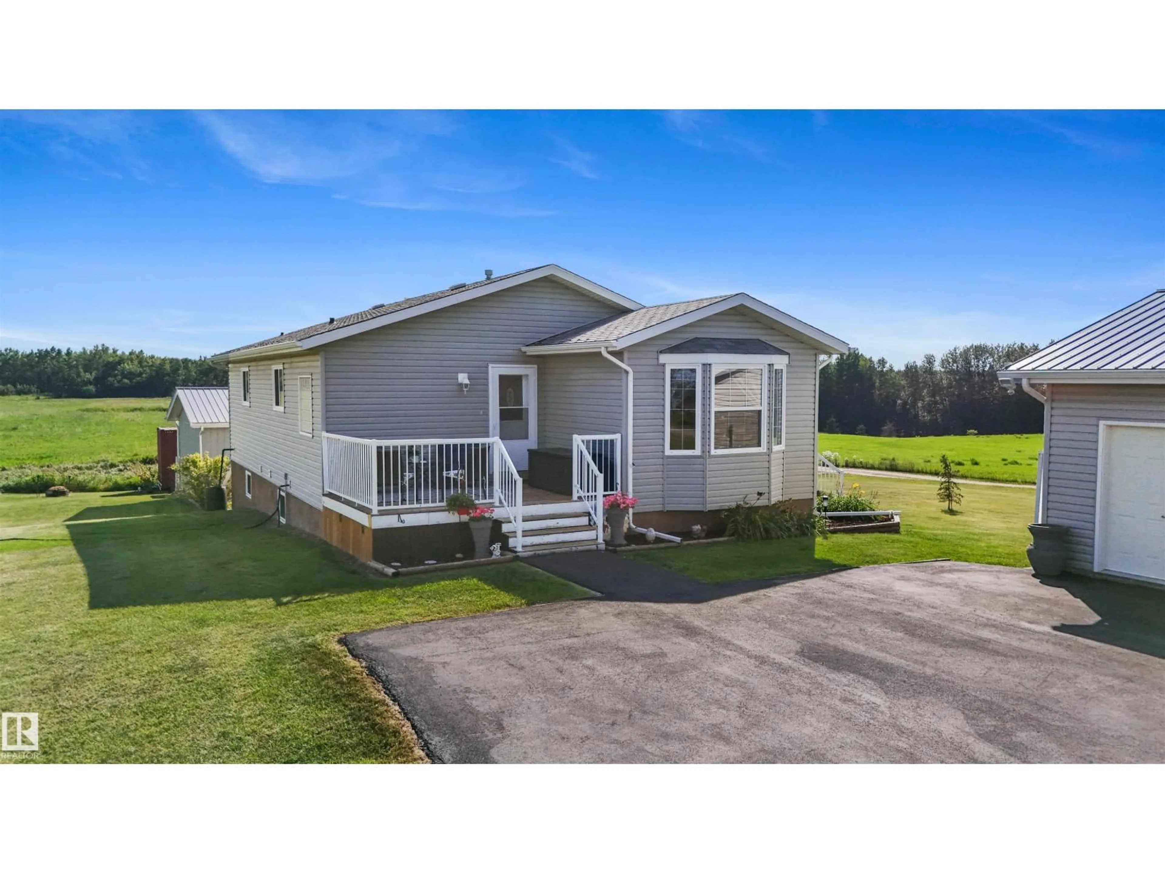 Home with vinyl exterior material, unknown for 5049 50A AV, Rural Brazeau County Alberta T0C1W0