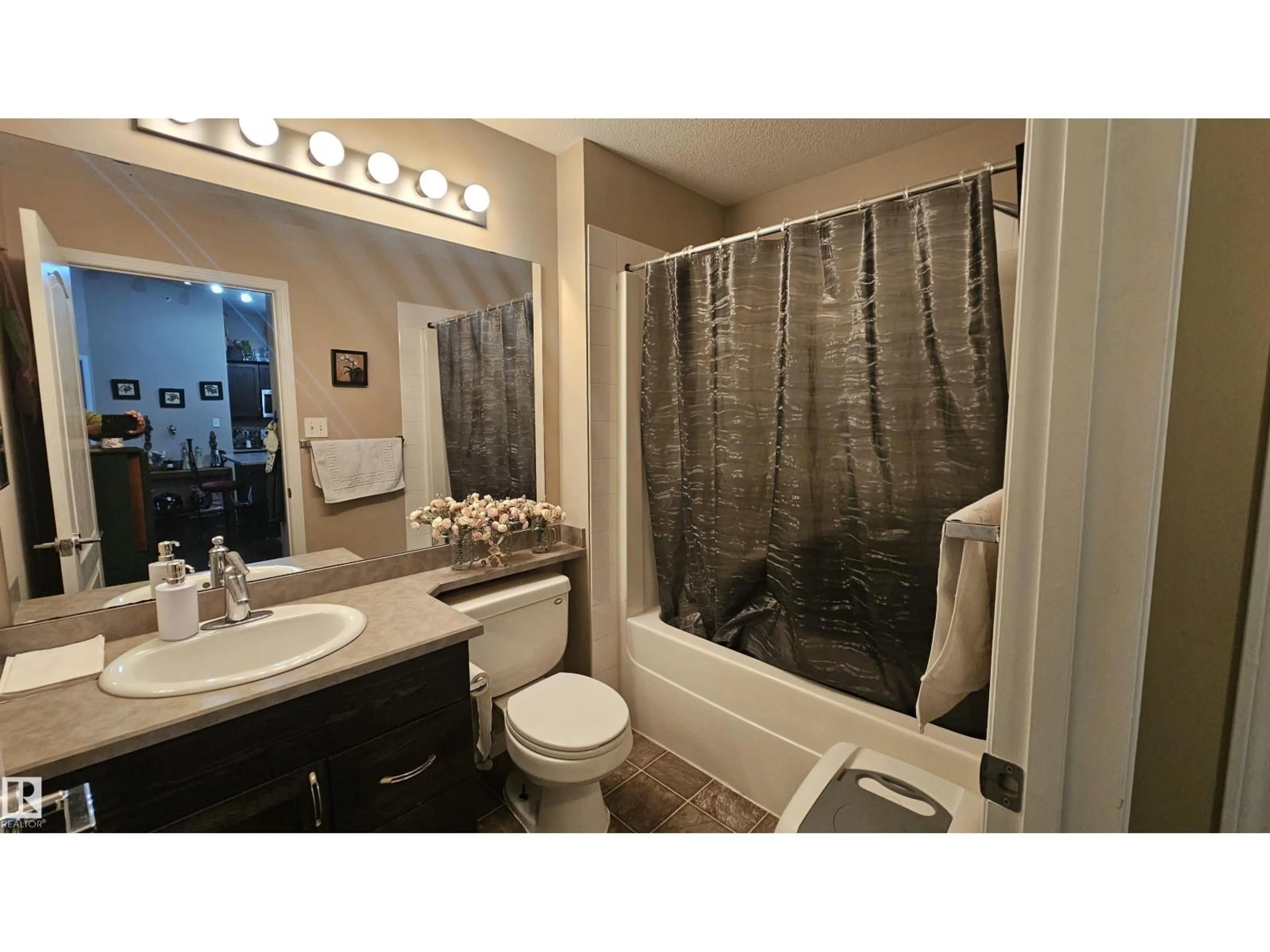 Standard bathroom, ceramic/tile floor for 1404 SOUTH TERWILLEGAR DR, Edmonton Alberta T6R0E1