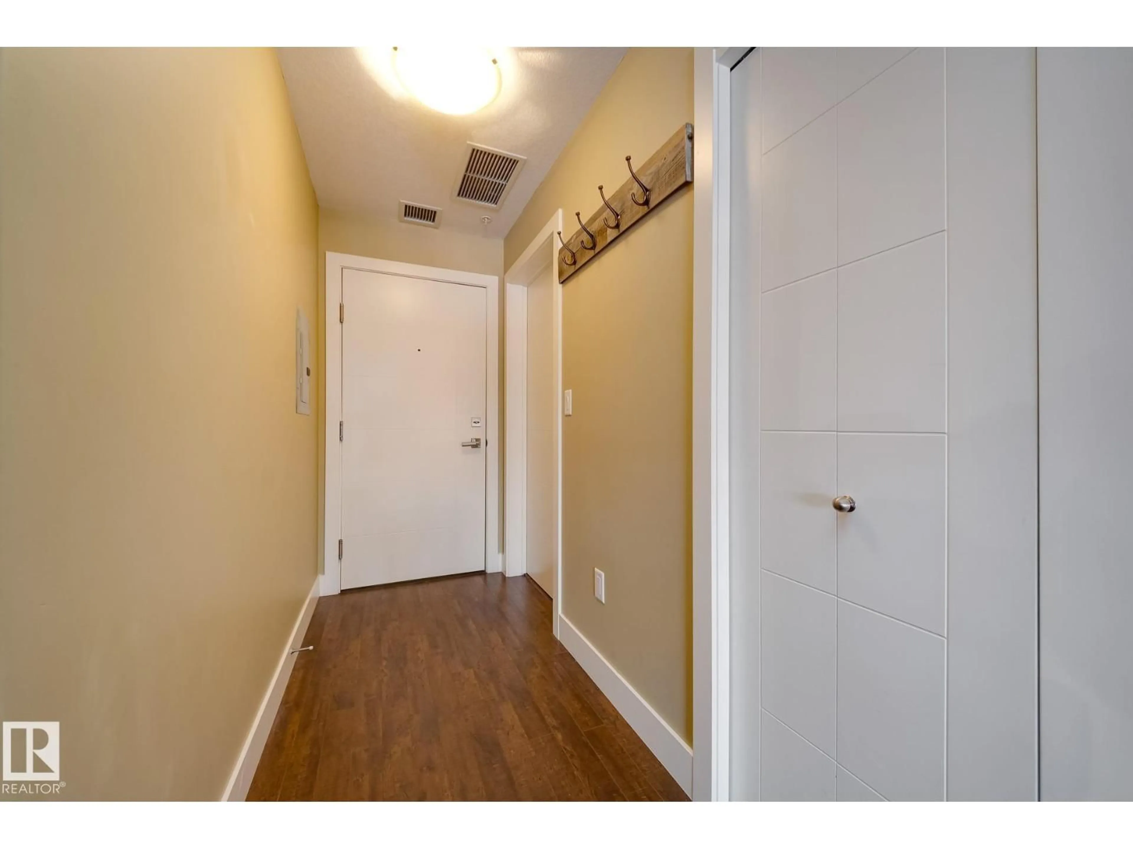 Indoor entryway for 111 - 207 FESTIVAL WY, Sherwood Park Alberta T8A4Y4