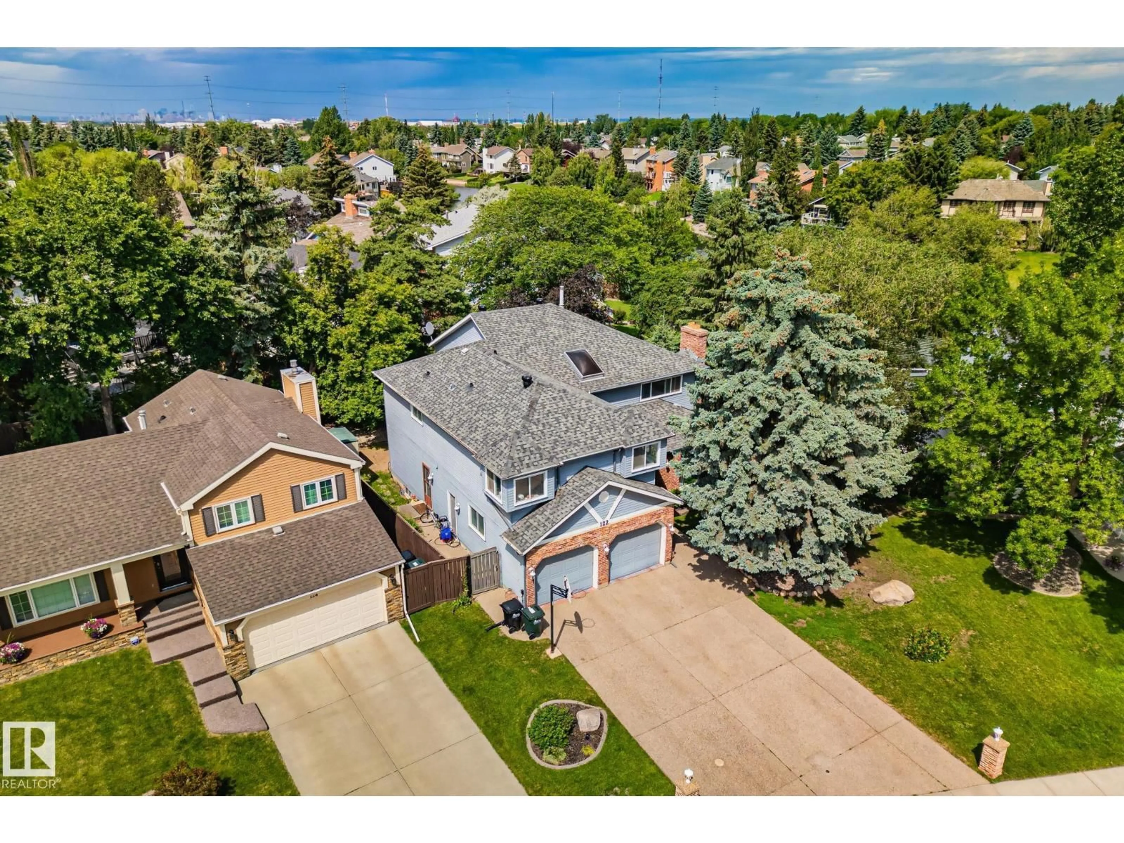 A pic from outside/outdoor area/front of a property/back of a property/a pic from drone, street for 122 VILLAGE DO, Sherwood Park Alberta T8A4L6