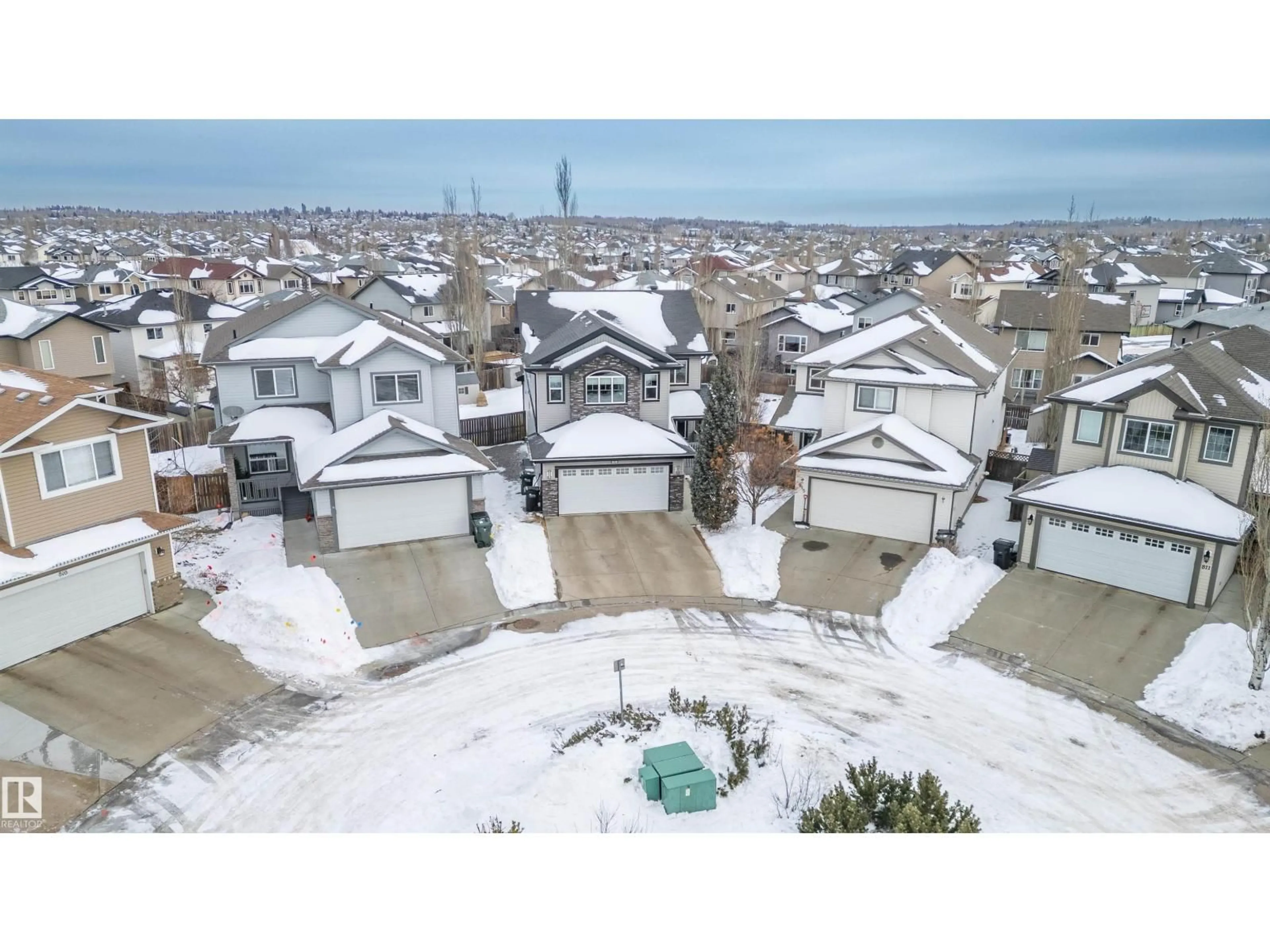 A pic from outside/outdoor area/front of a property/back of a property/a pic from drone, street for 819 FOXWOOD BA, Sherwood Park Alberta T8A4T2