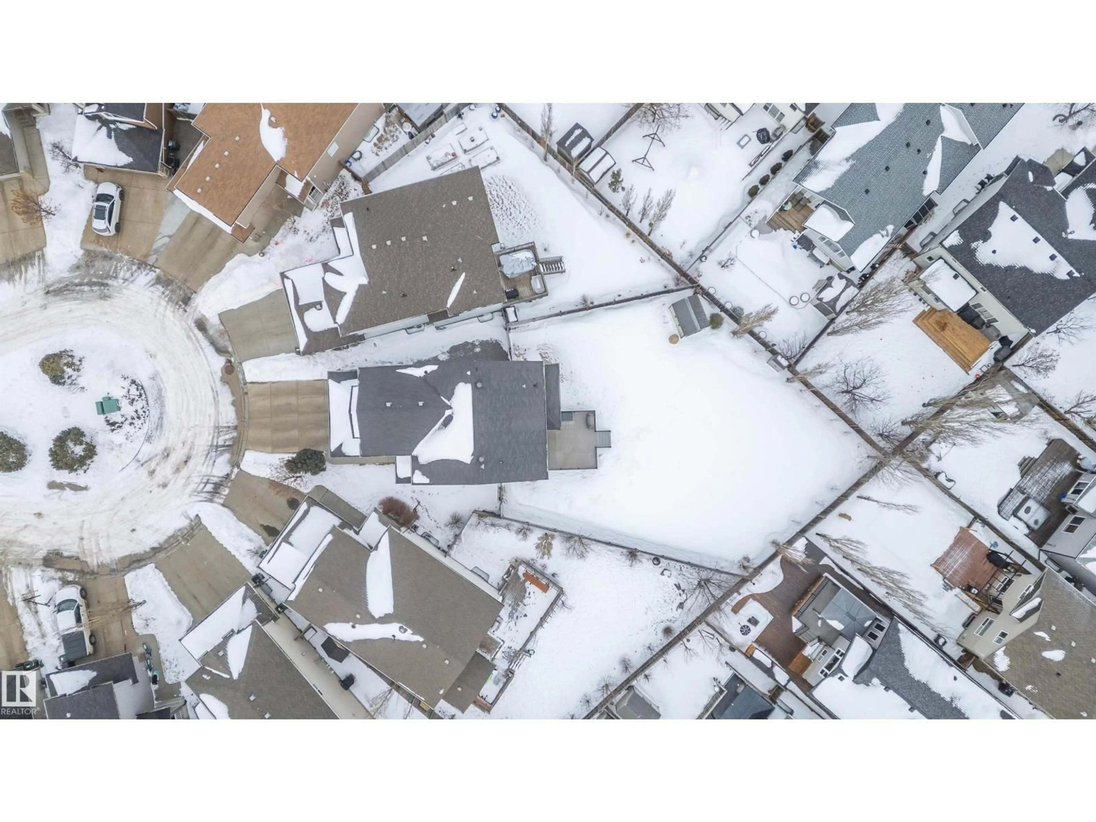 A pic from outside/outdoor area/front of a property/back of a property/a pic from drone, street for 819 FOXWOOD BA, Sherwood Park Alberta T8A4T2