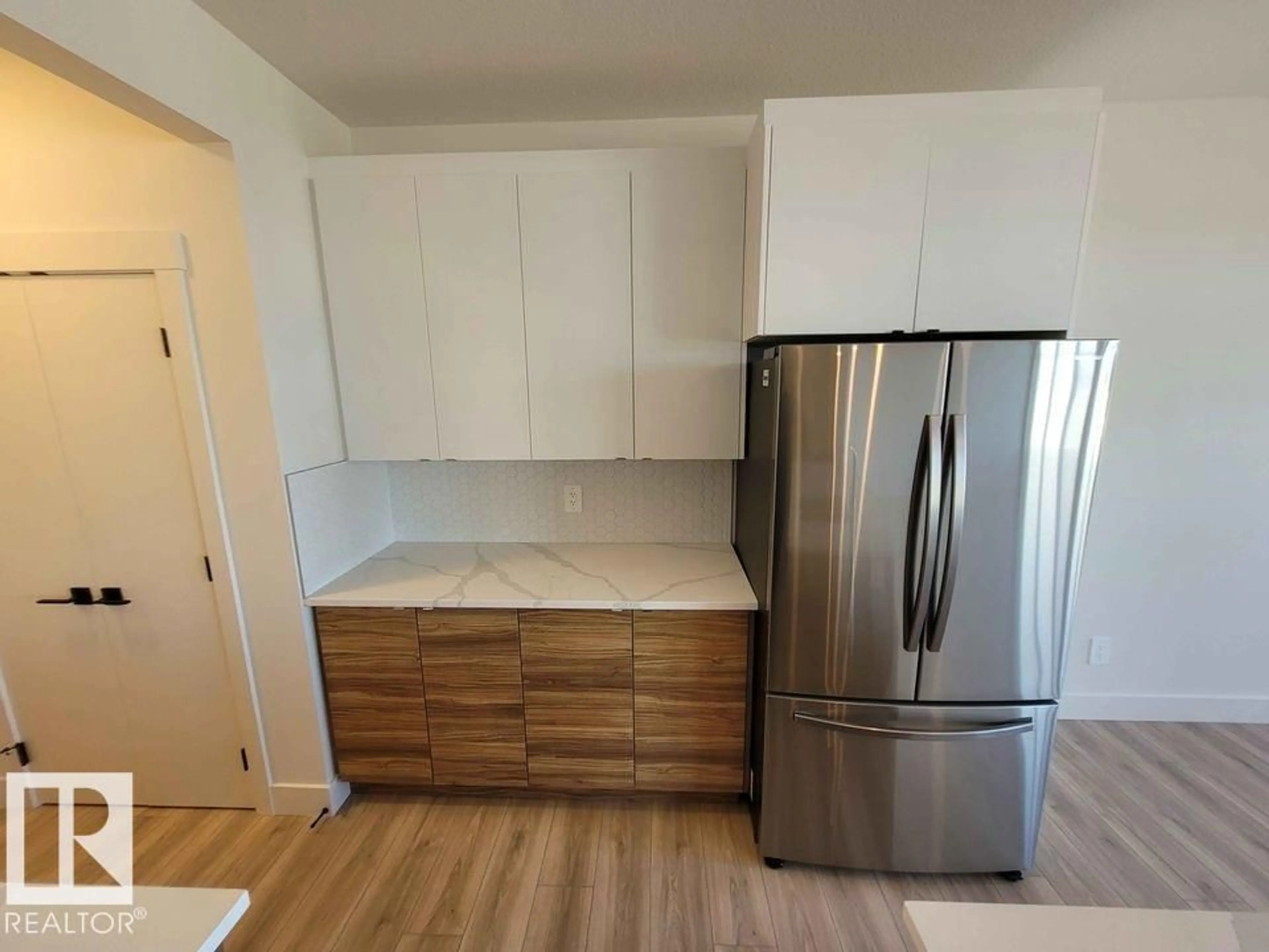 Standard kitchen, wood/laminate floor for 1009 GOLDFINCH WY, Edmonton Alberta T5S0P9