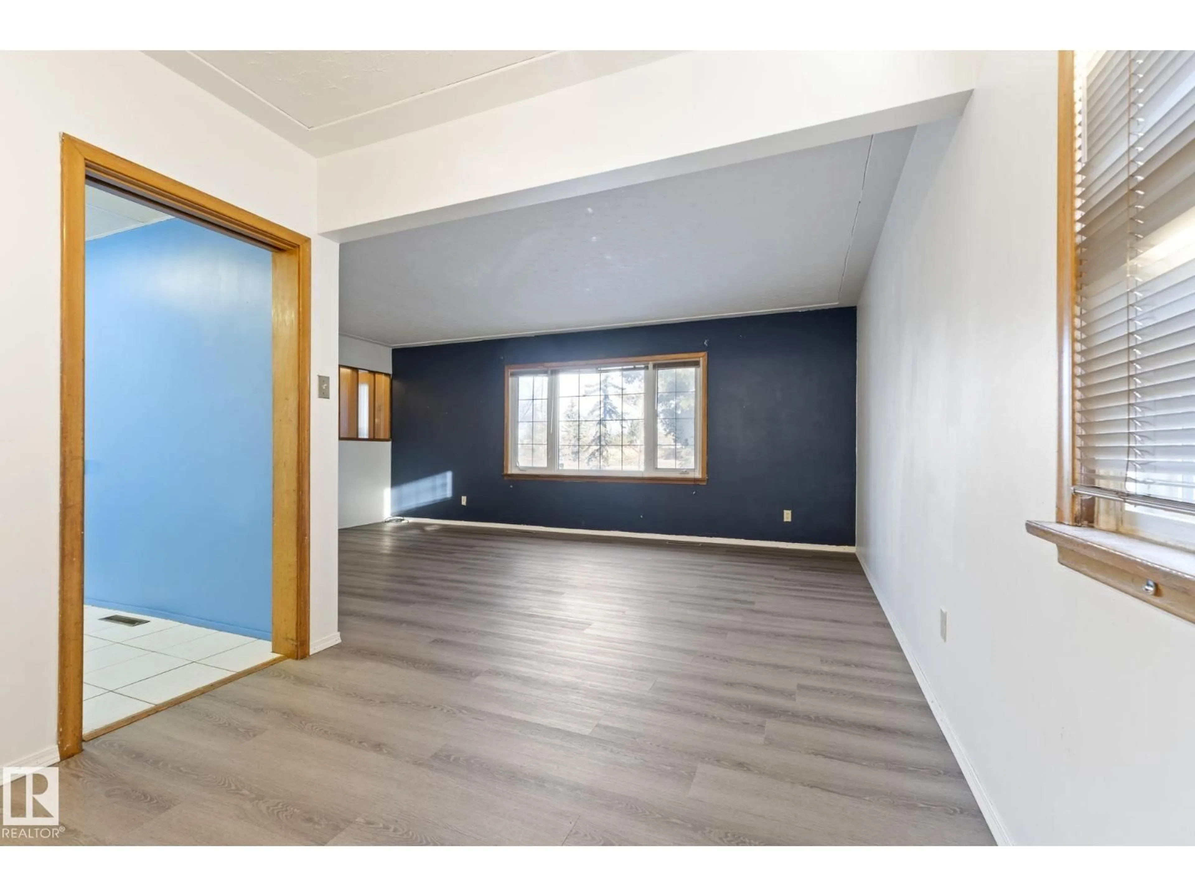 Indoor entryway for 12023 137 AV, Edmonton Alberta T5E1Z7