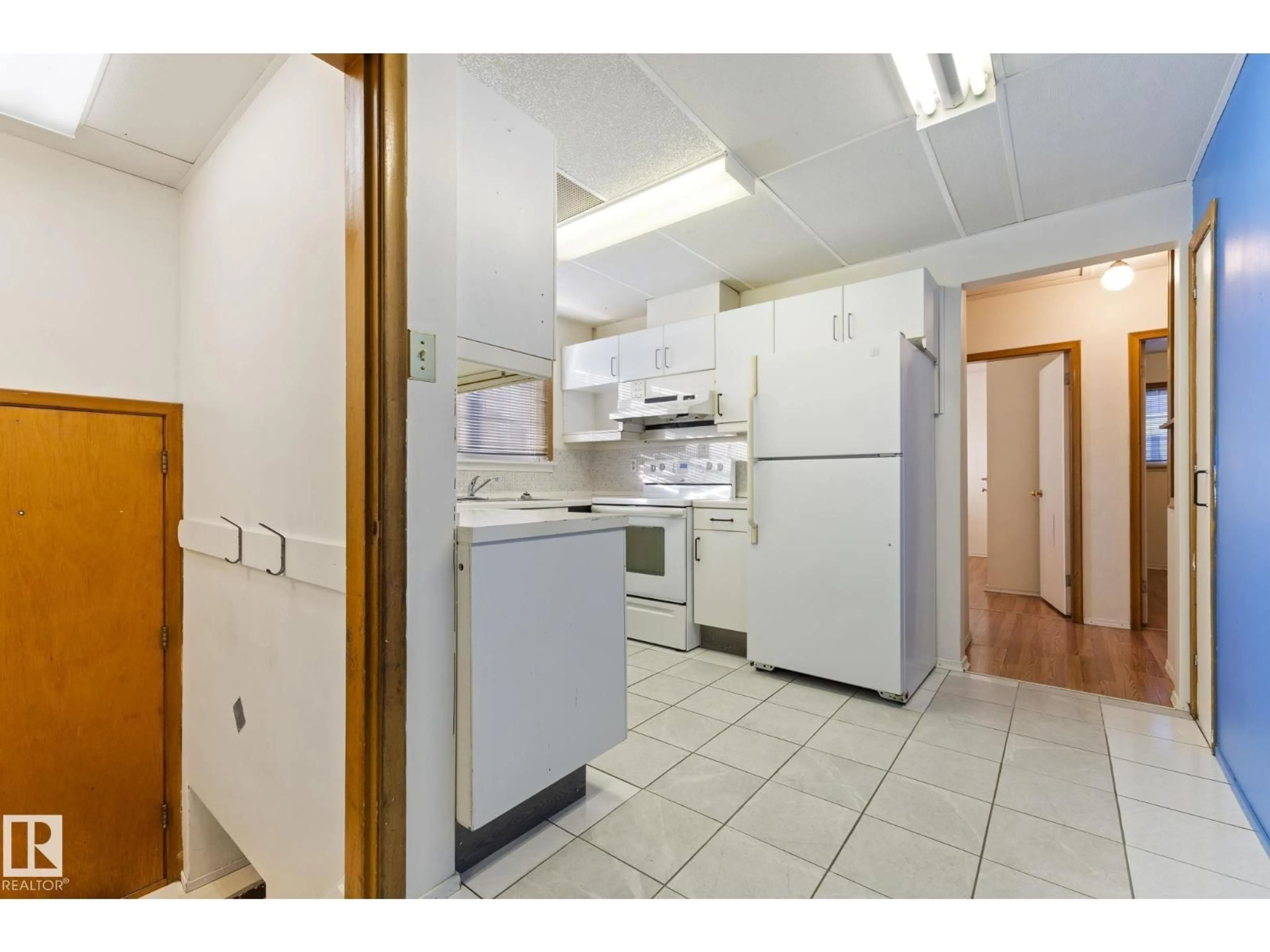 Standard kitchen, unknown for 12023 137 AV, Edmonton Alberta T5E1Z7