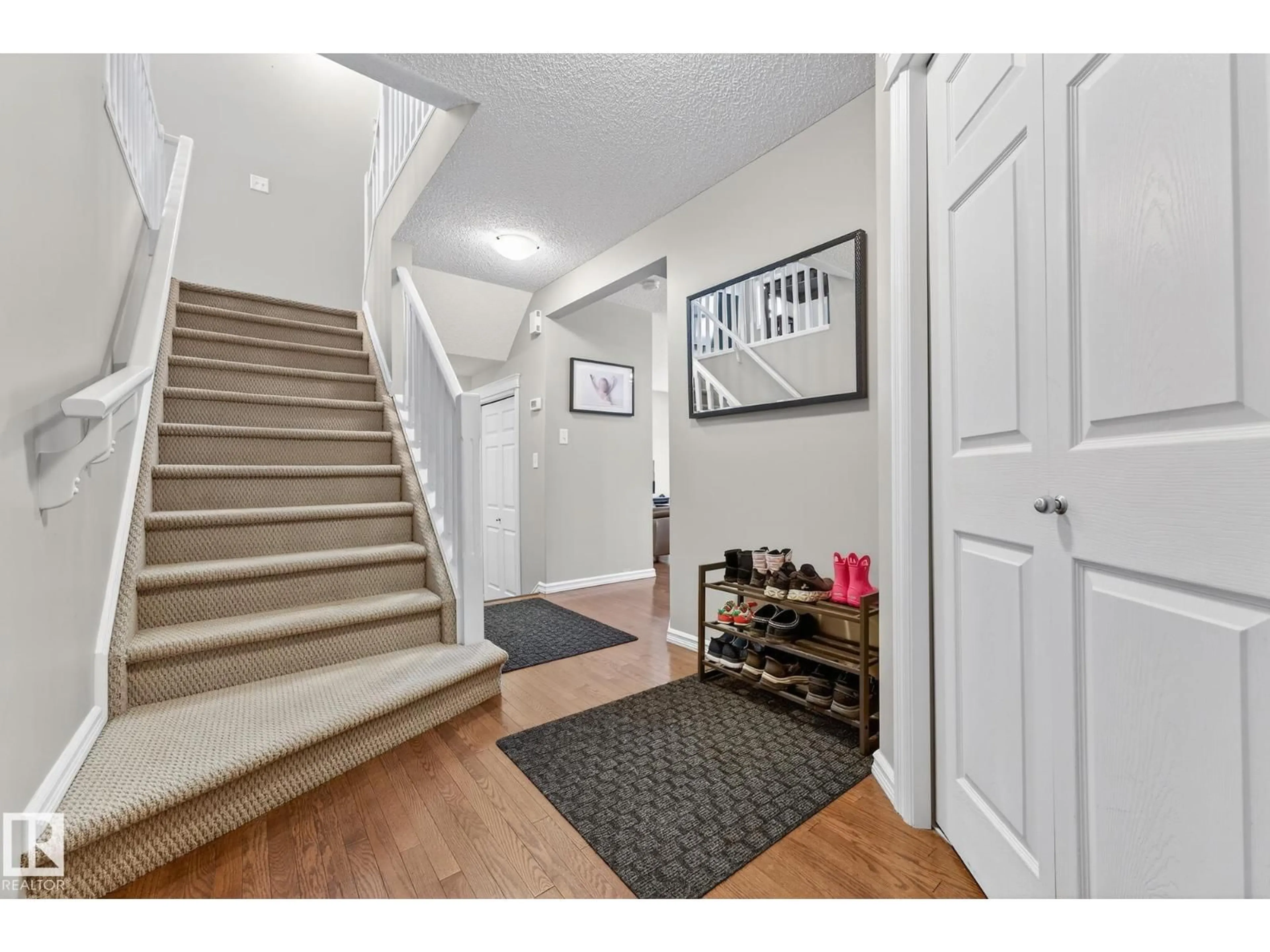 Indoor entryway for 21907 95 AV, Edmonton Alberta T5T1N2