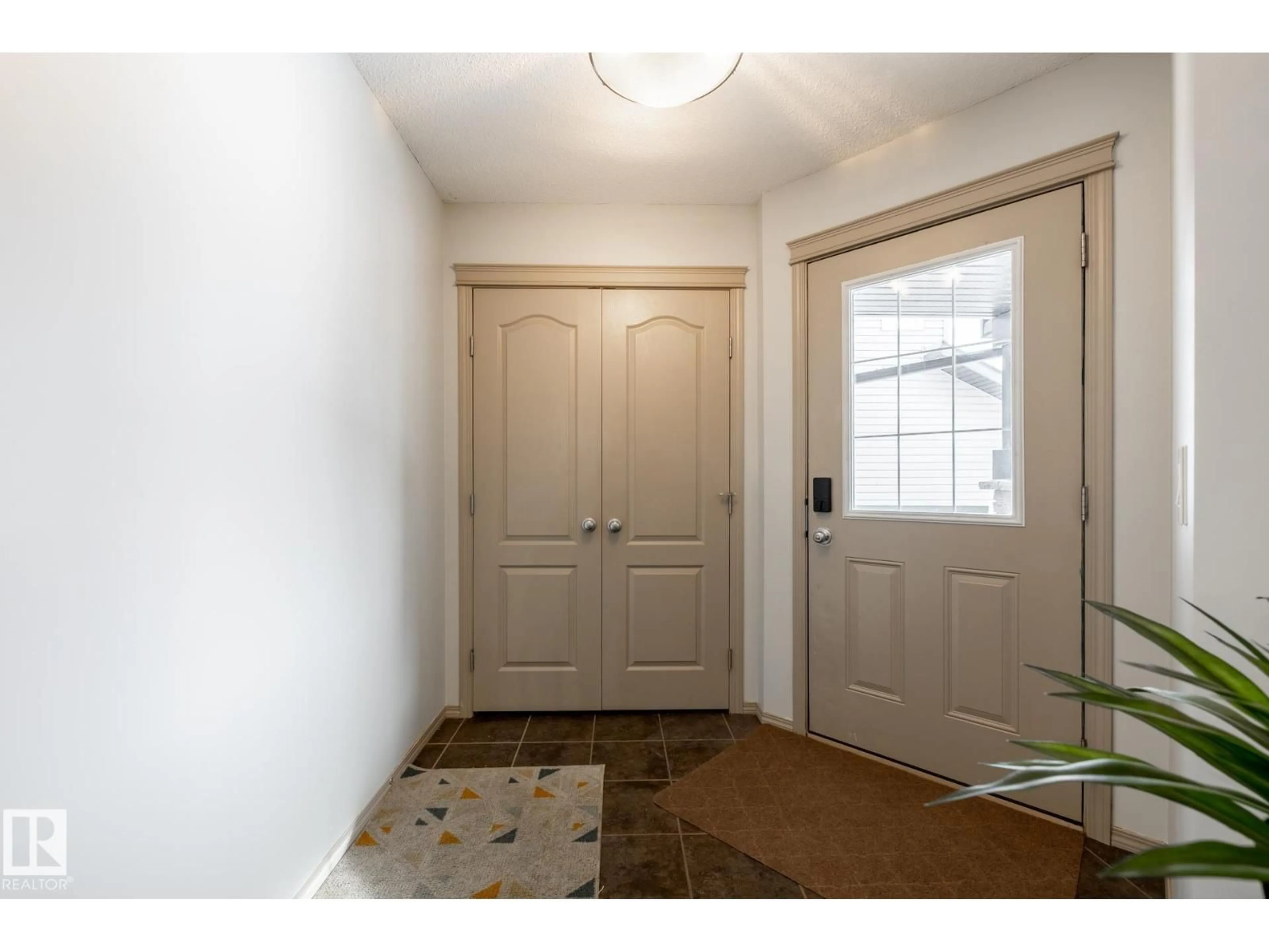 Indoor entryway for 3312 17B AV, Edmonton Alberta T6T0P3